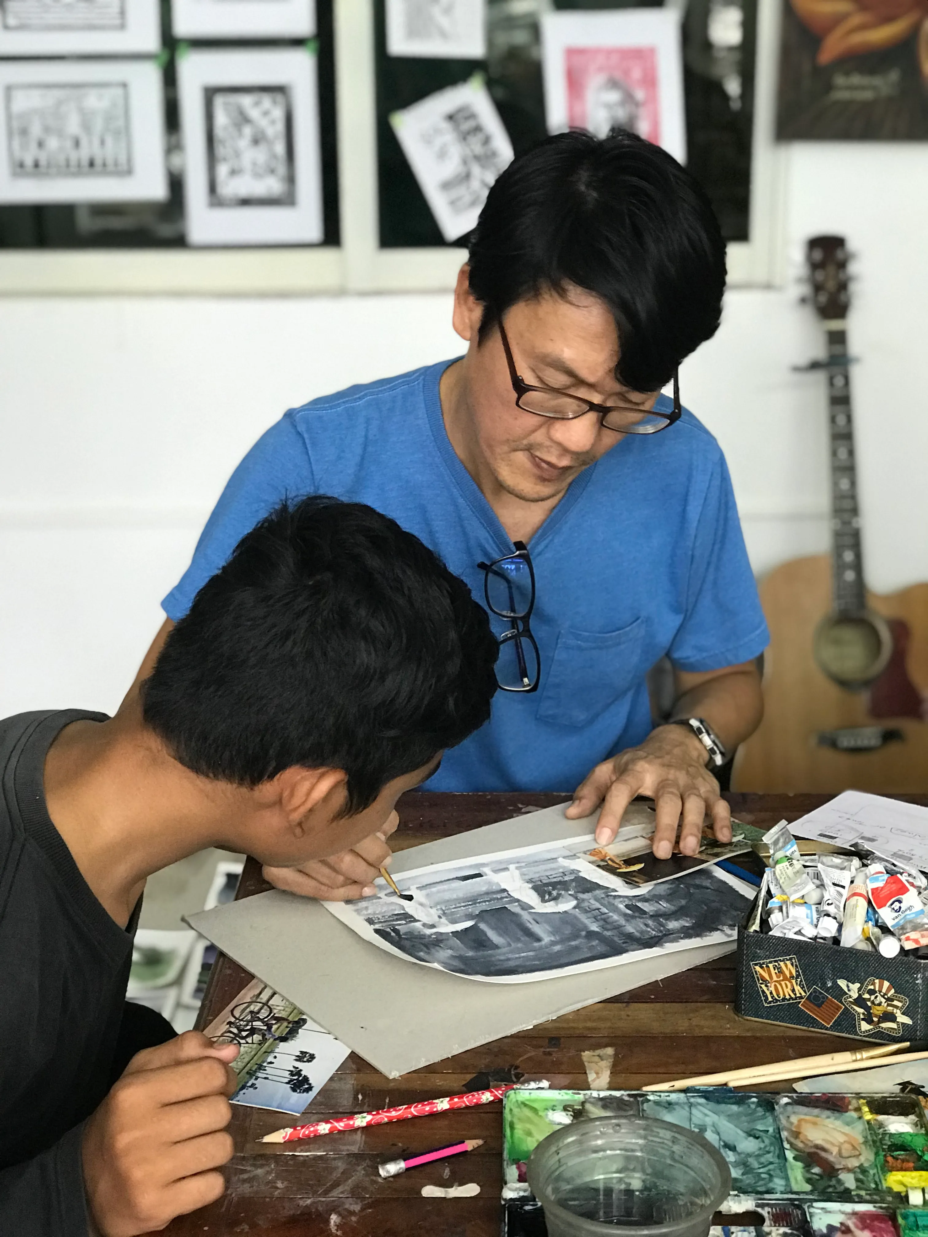 Volunteer teaching art to kids in Cambodia
