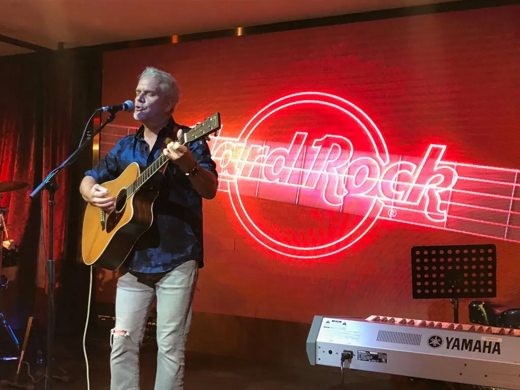 Earth2Bill Host Bill Gentry singing at Hard Rock Cafe.
