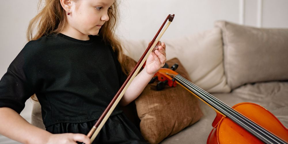 young girl playing the violing at Ardes Music School