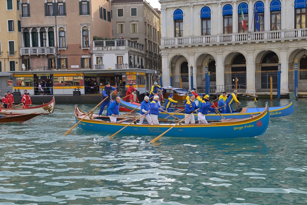 Rowing team-building in Venice, Italy