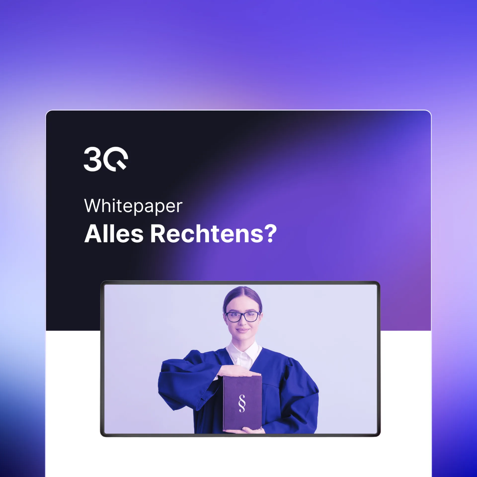 Frau in Richterrobe hält Buch mit Paragrafensymbol auf violettem Hintergrund.