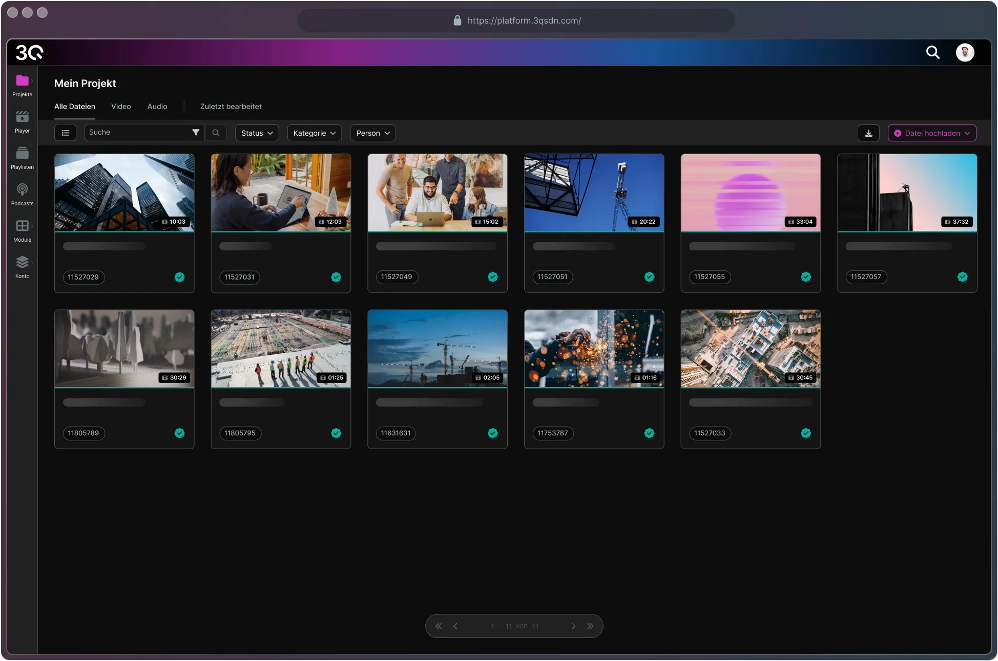 Benutzeroberfläche einer Streaming-Plattform zeigt Videovoransichten mit Dauer und Projektinformationen.