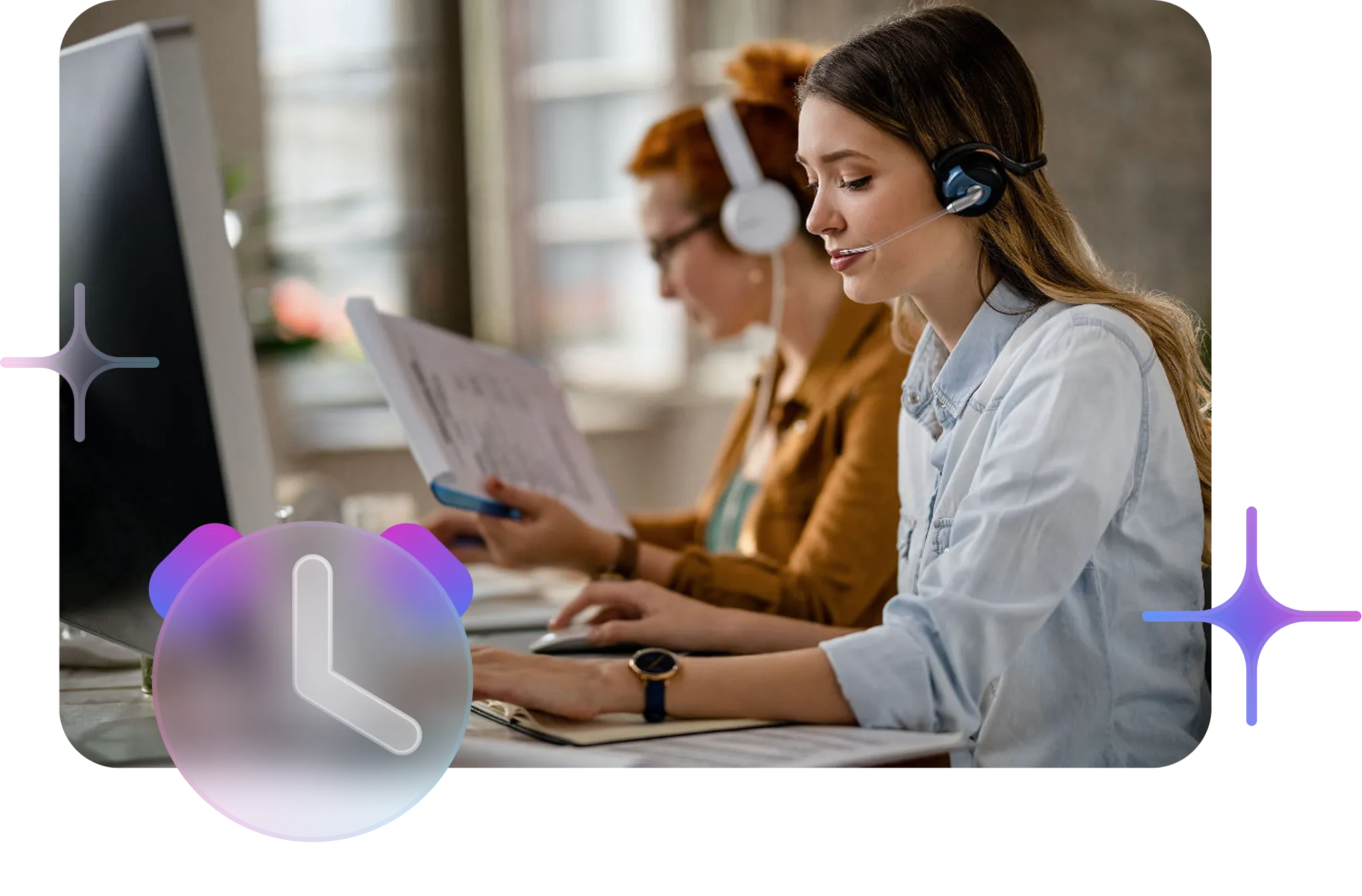 Drei Mitarbeiter arbeiten am Computer im Büro mit verschiedenen Support-Symbolen.