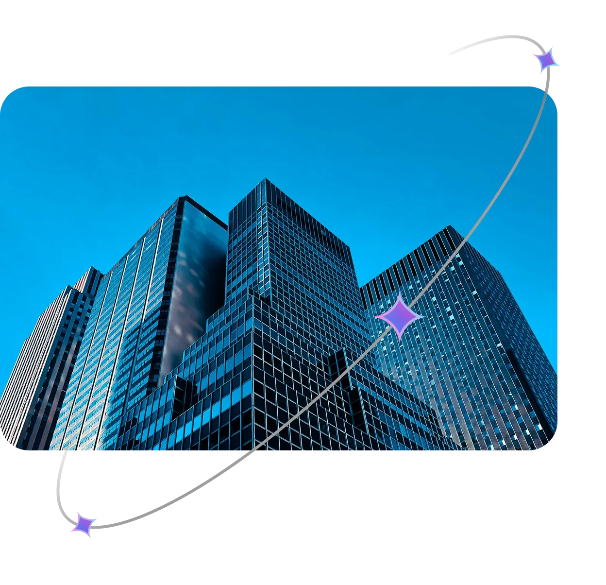 Moderne Hochhäuser mit violett leuchtender Netzwerk-Linie – Symbolisierung von Datensicherheit.
