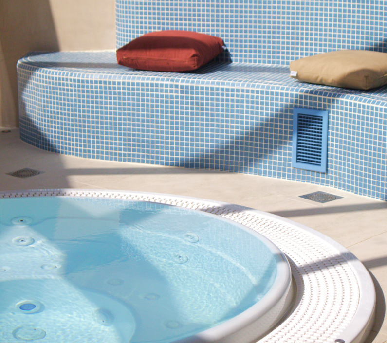 Jacuzzi face à l'extérieur au Spa Chalet hôtel le Prieuré 4*