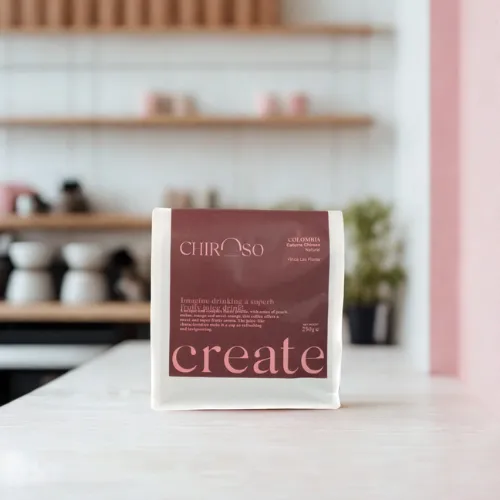 Café de spécialité - Create Chiroso posé sur une table dans une cuisine