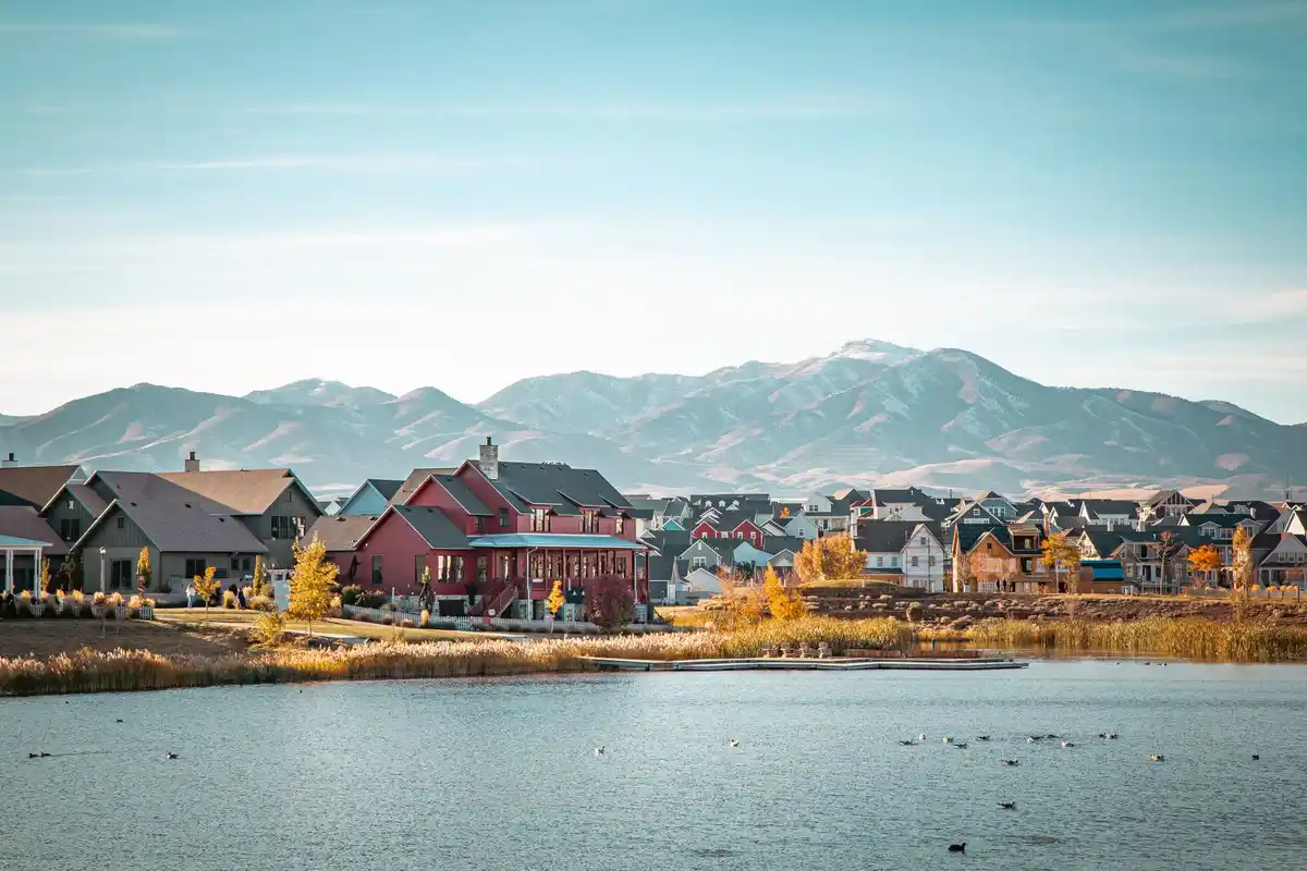 Lakeside neighborhood with mountains behind in South Jordan, Utah