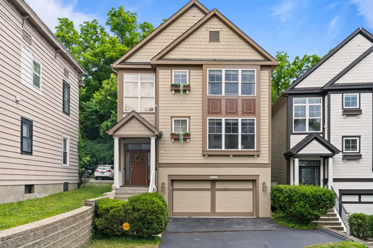 Three-story single-family homes with garages in Cincinnati, Ohio
