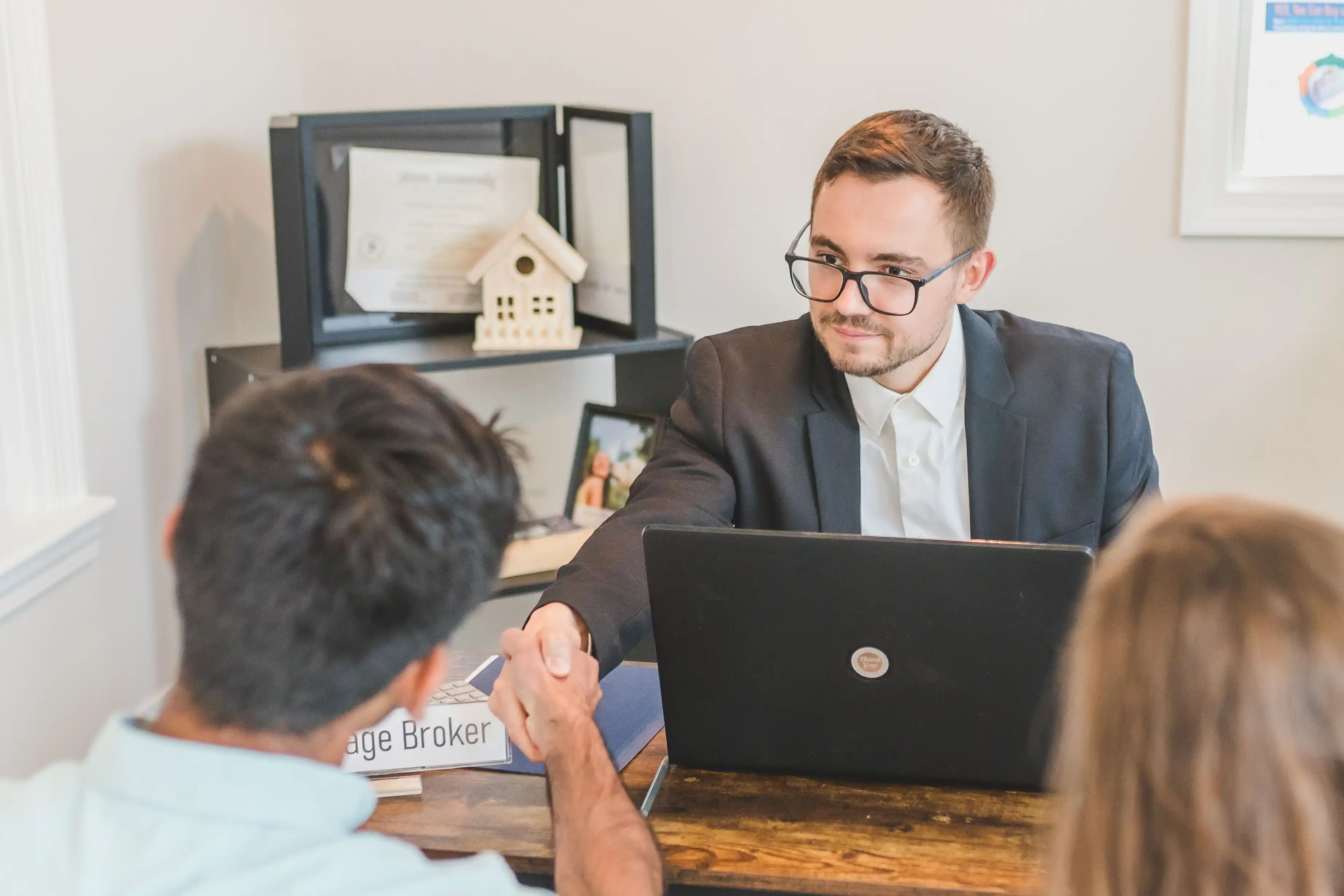 What Does a Commercial Insurance Broker in Ontario Do? A Complete Business Guide