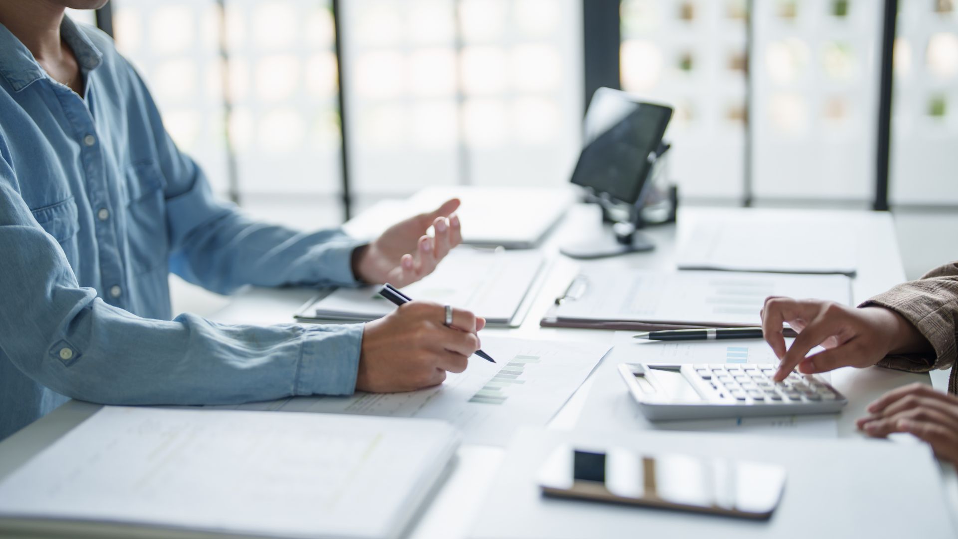 How Business Insurance Services Help Companies Manage Operational Risks