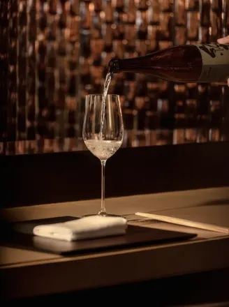 Reference photograph of wine service