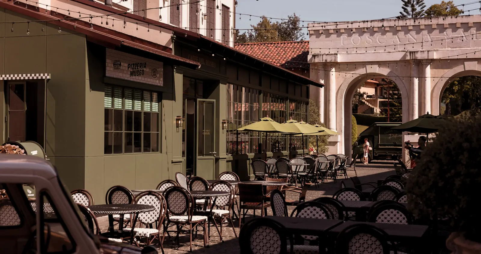 Pizzeria Museo and Caffè del Museo, with the Toscana Valley gateway arch beyond.