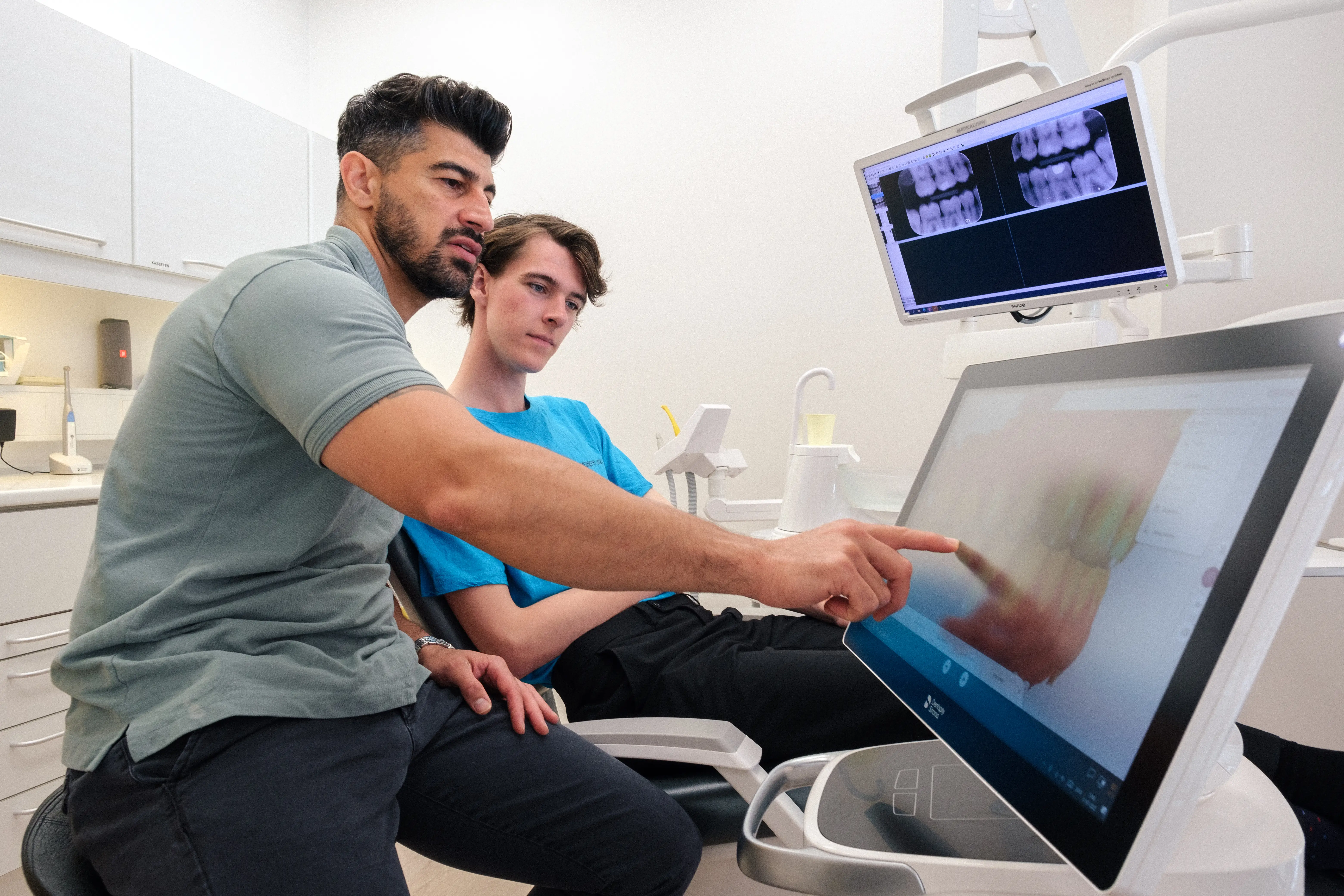 Tandlæge Matt, Godtand kigger på 3D Scan af ung patients tænder