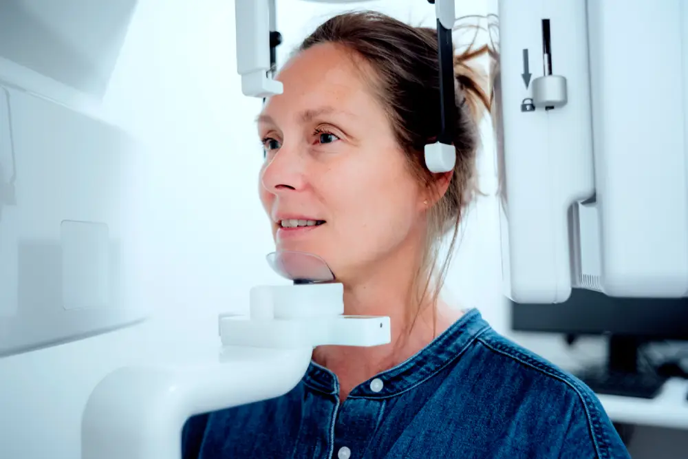 Person sidder og peger på en 3D scanning