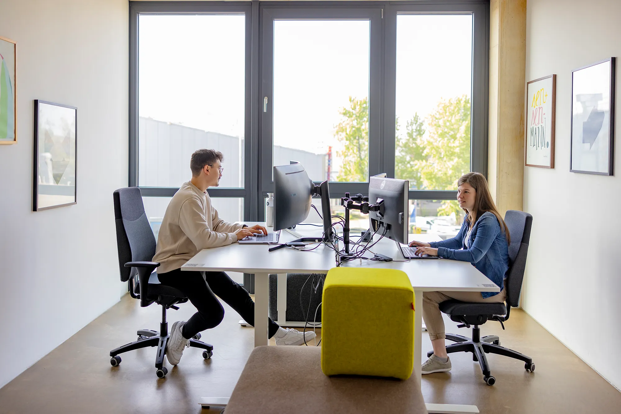 Entwickler und Product Ownerin in entspannter Arbeitsatmosphäre bei kernpunkt