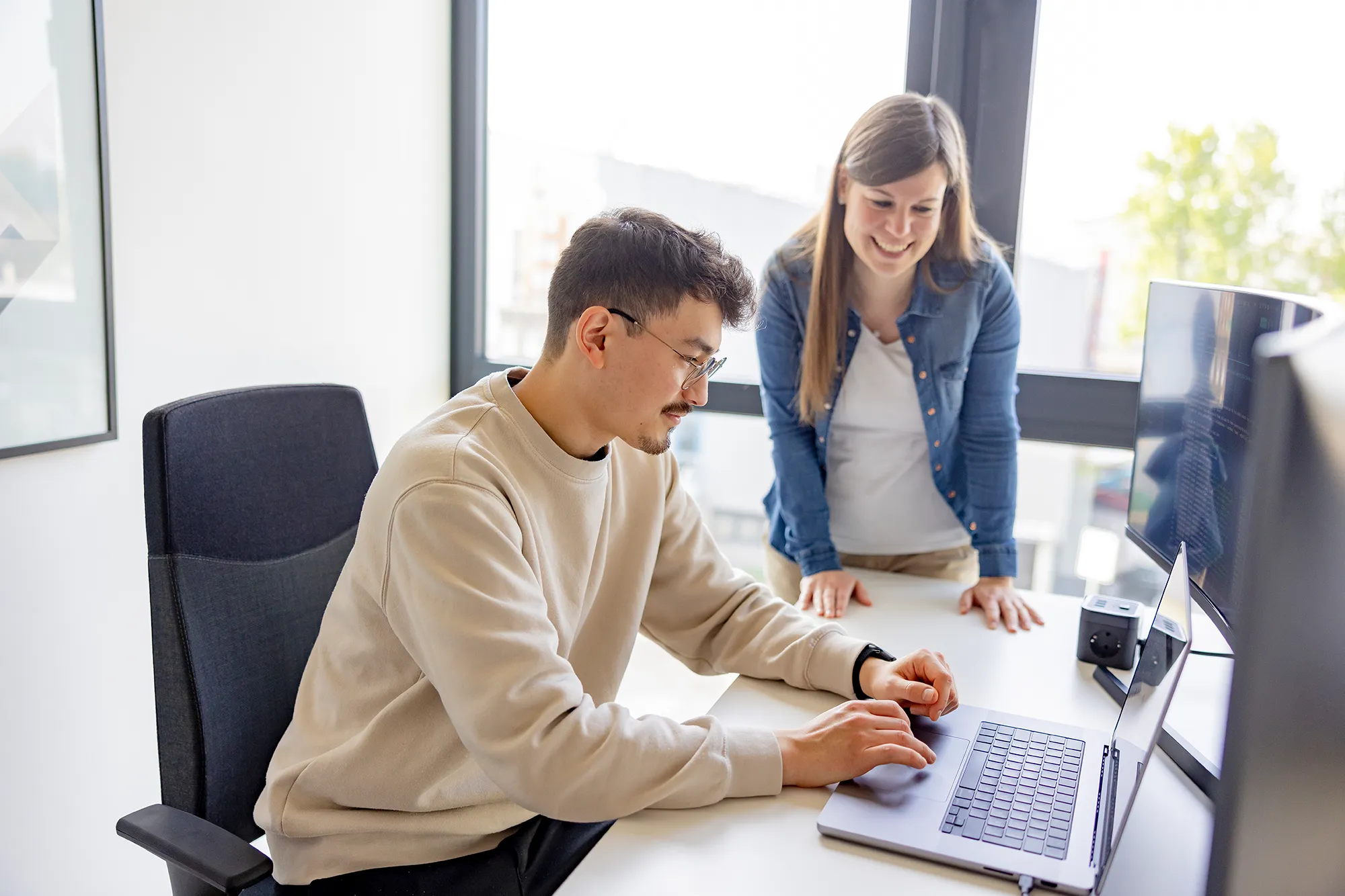 Zwei Mitarbeitende von kernpunkt in den letzten Vorbereitung für einen weiteren Projektreleasezyklus.