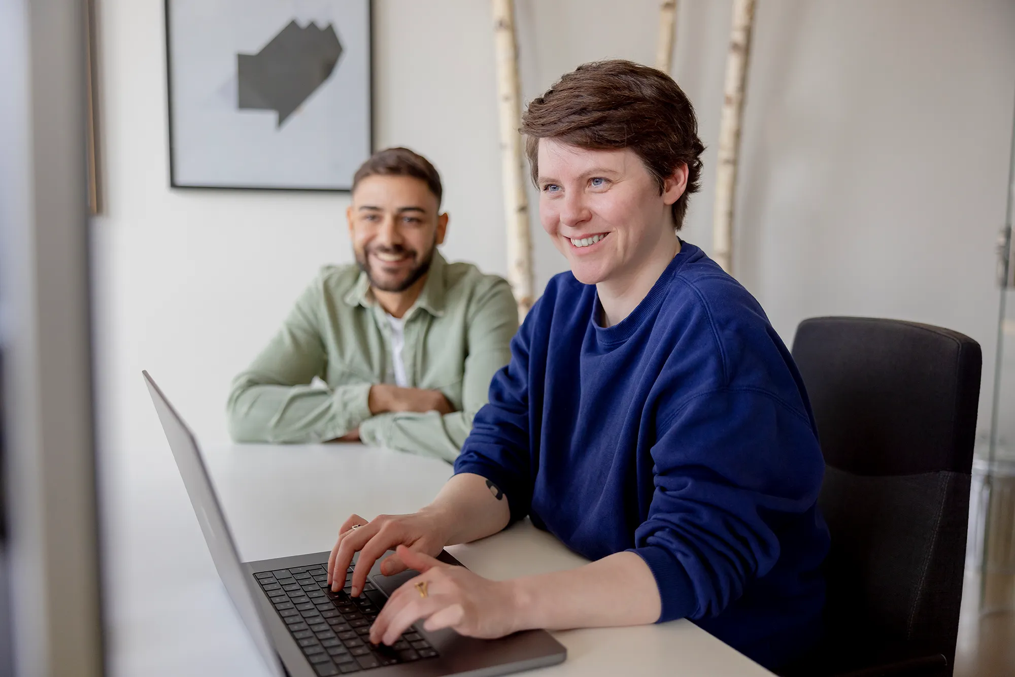 Zwei Mitarbeitende bearbeiten ein aktuelles E-Commerce-Projekt bei kernpunkt.