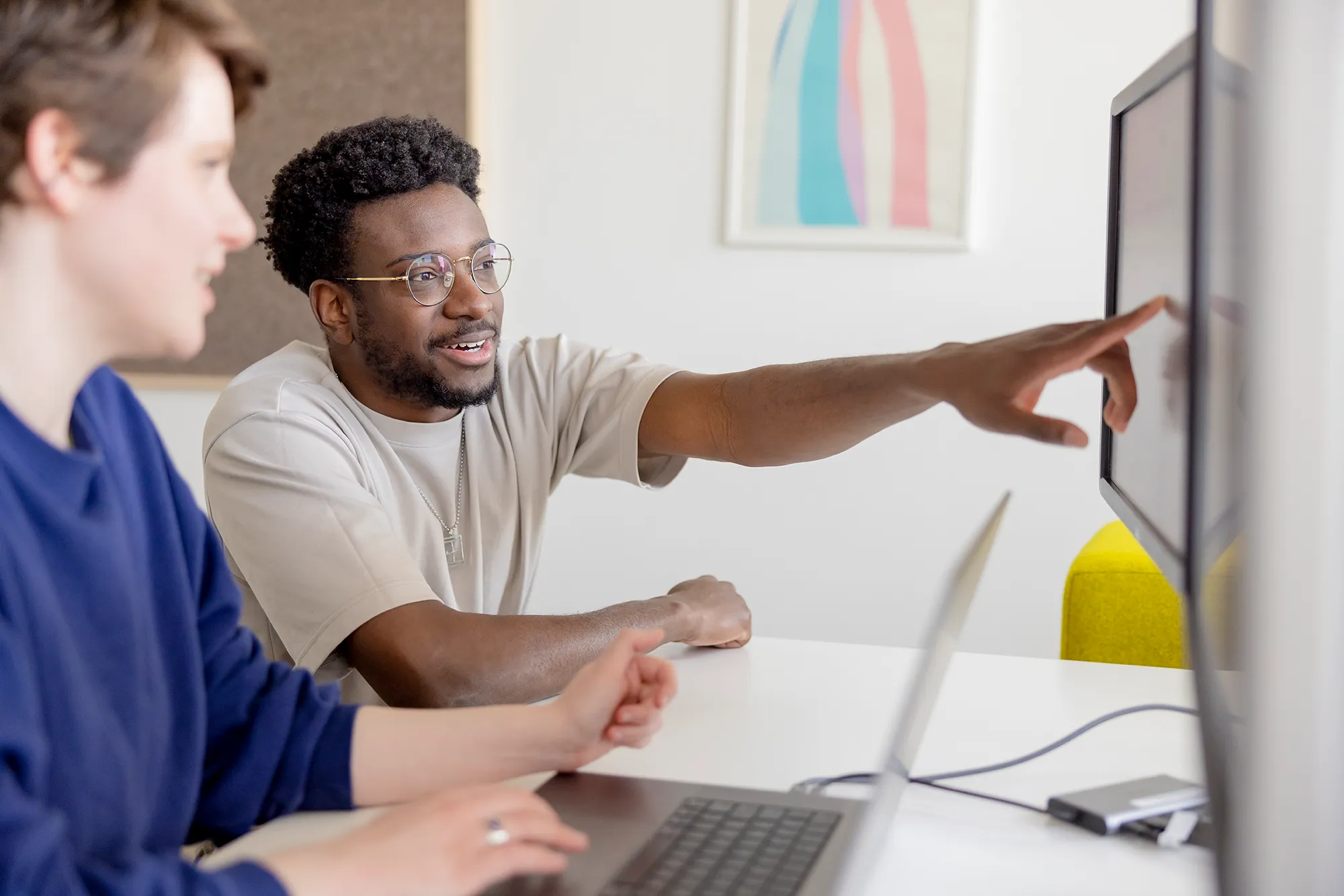 Das ist Teamarbeit: Zwei Mitarbeitende tauschen sich über E-Commerce-Projekte unserer Kunden aus.