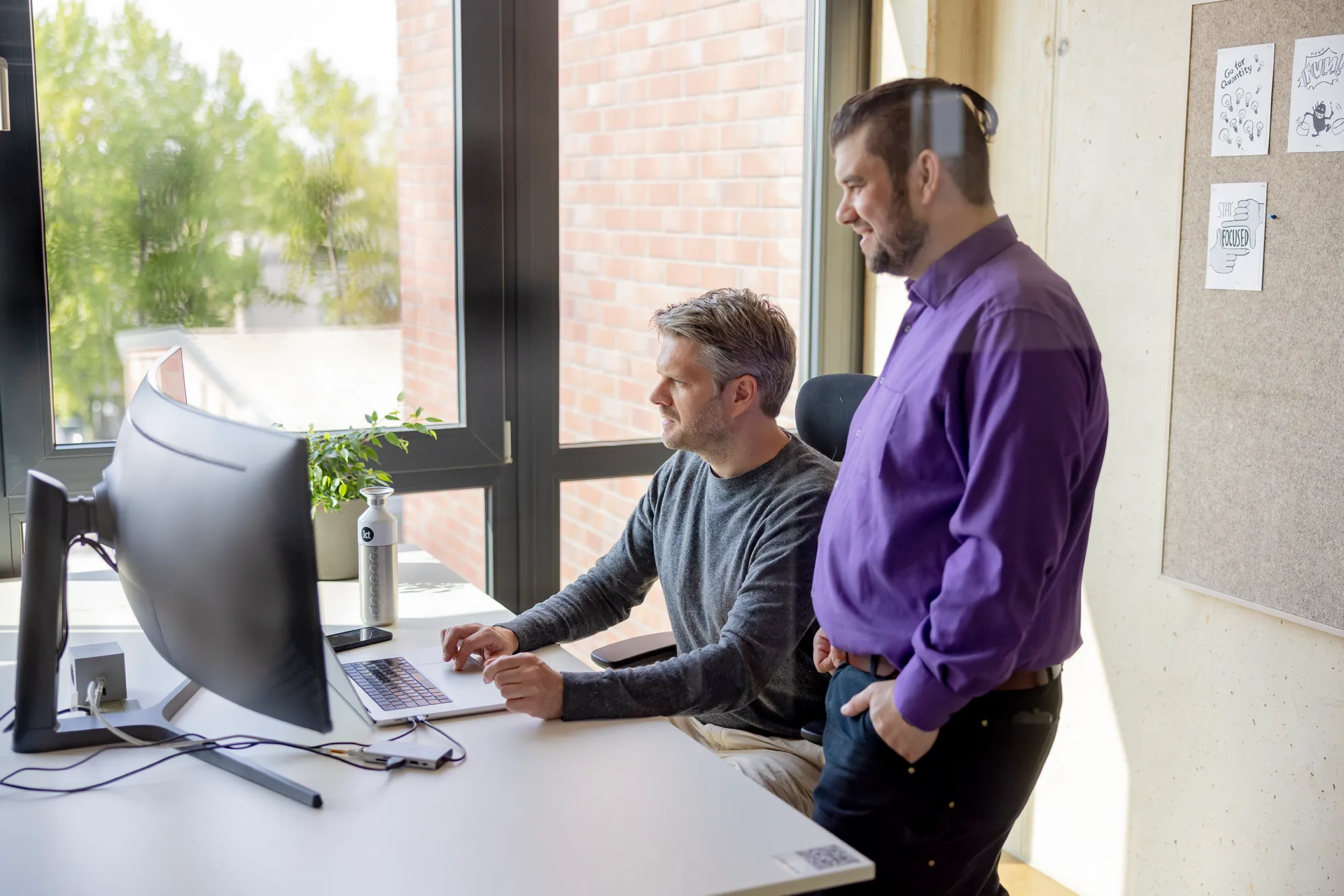 Matthias Steinforth, Gründer und Managing Partner von kernpunkt, im Austausch zu einem Projekt.