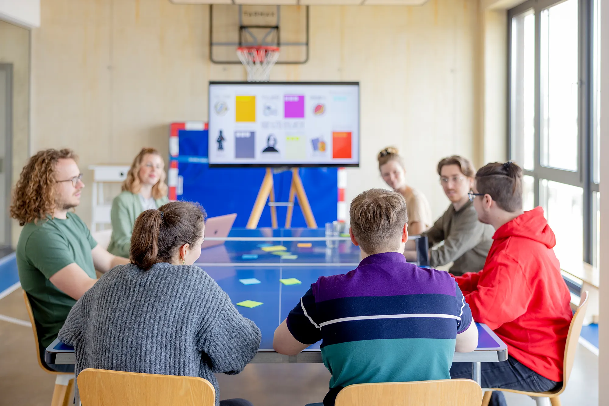 Ein agiles Projektteam tauscht sich zu unserem Kundenprojekt aus.