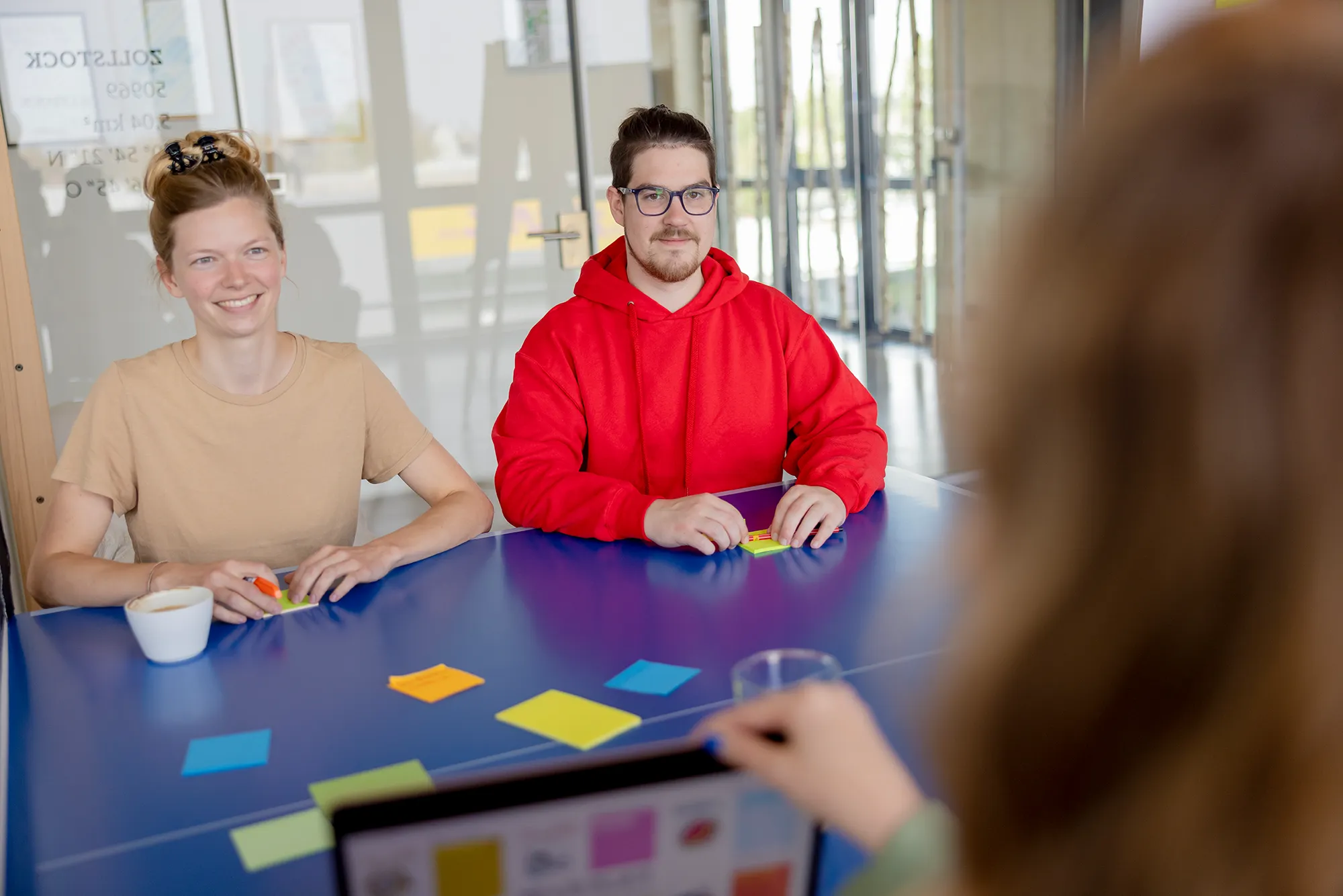 Zwei Mitarbeitende besprechen unser aktuelles E-Commerce-Projekt.