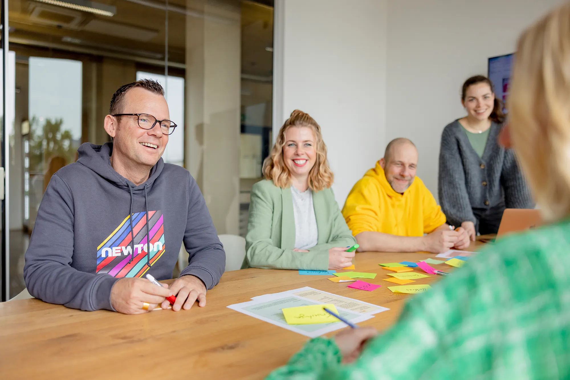 Kollaborative Projektplanung zu Digital Commerce: Unser Team arbeitet gemeinsam im Meetingraum.