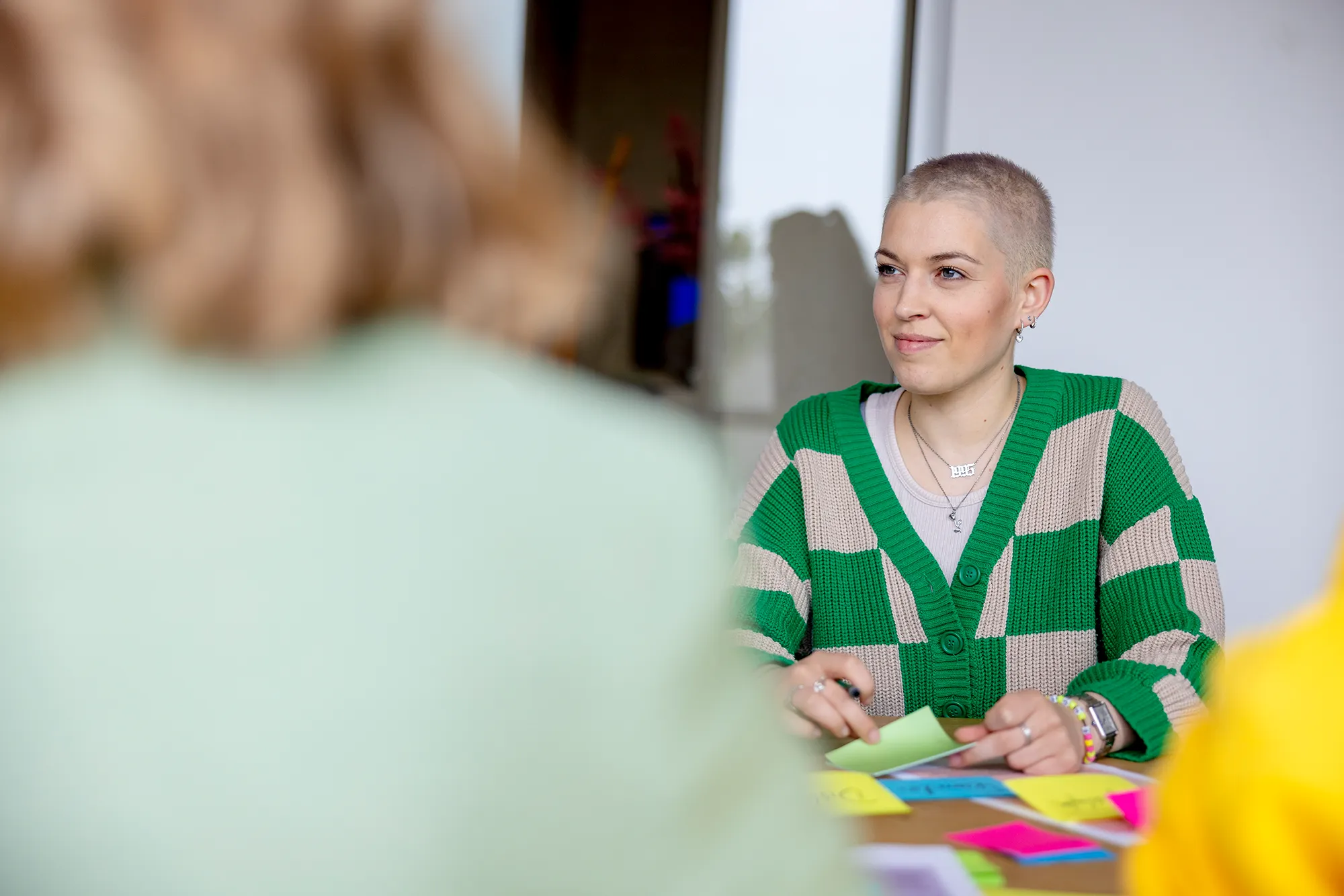 Zwei Mitarbeitende von kernpunkt unterhalten sich über die perfekte E-Commerce-Strategie im Meetingraum.