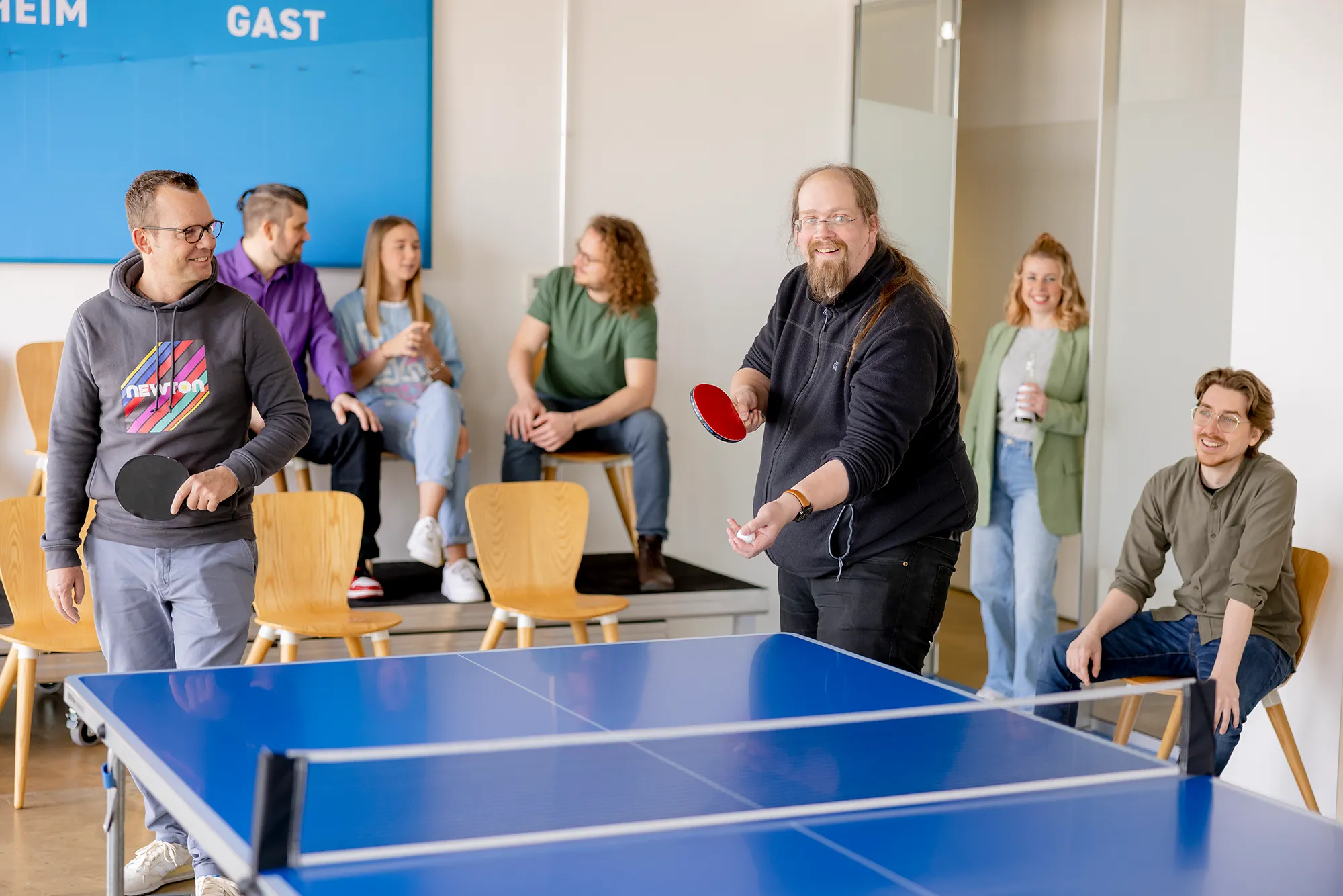 Abwechslung muss sein: Die Tischtennisplatte sorgt für sportliche Abwechslung in unseren kreativen Meetingräumen.