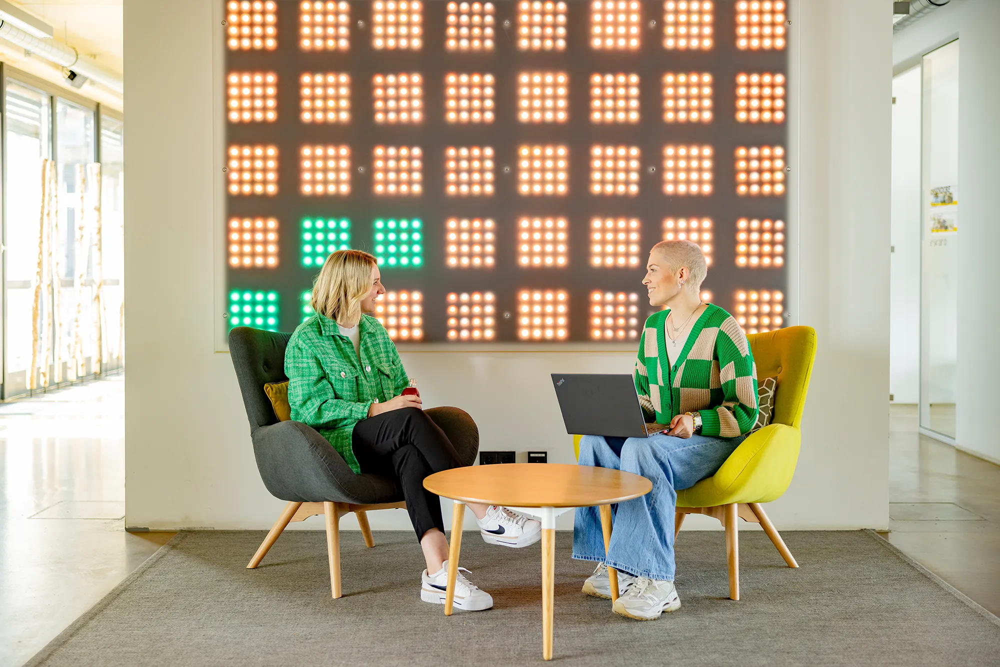 Zwei Kolleginnen besprechen sich im kernpunkt Ofcice.