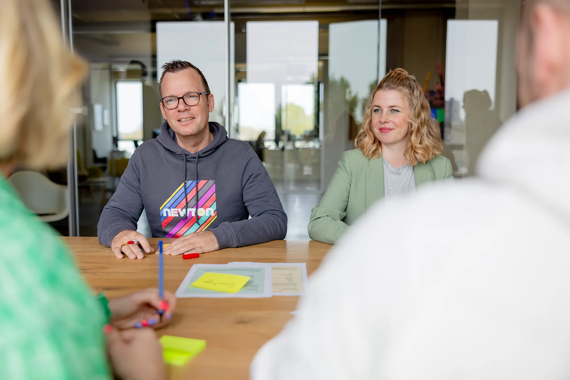 Teamgespräch im neuen Kundenprojekt zur Plattformentwicklung mit MACH-Technologien.