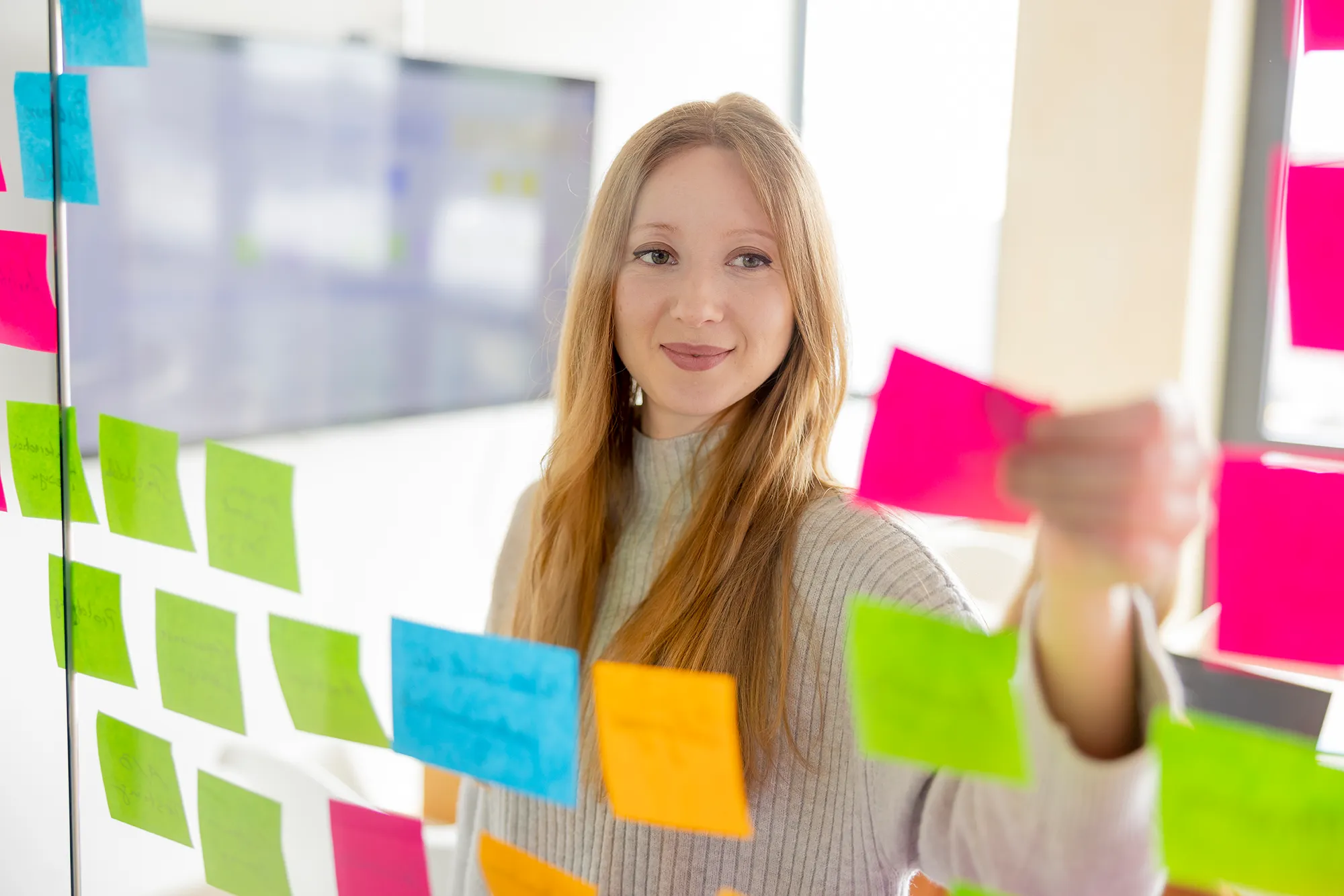 Unsere UX-Expertin sortiert Ideen und Maßnahmen im Kanban-Stil bei kernpunkt.