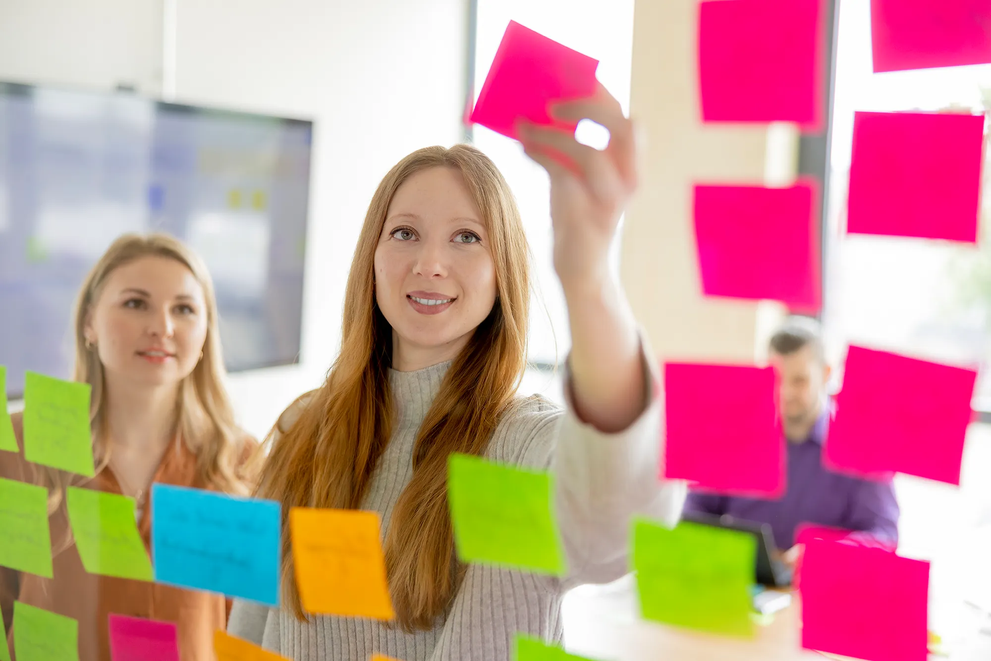 Zwei UX-Expertinen tauschen ihre Ideen und Maßnahmen im Kanban-Stil bei kernpunkt aus.