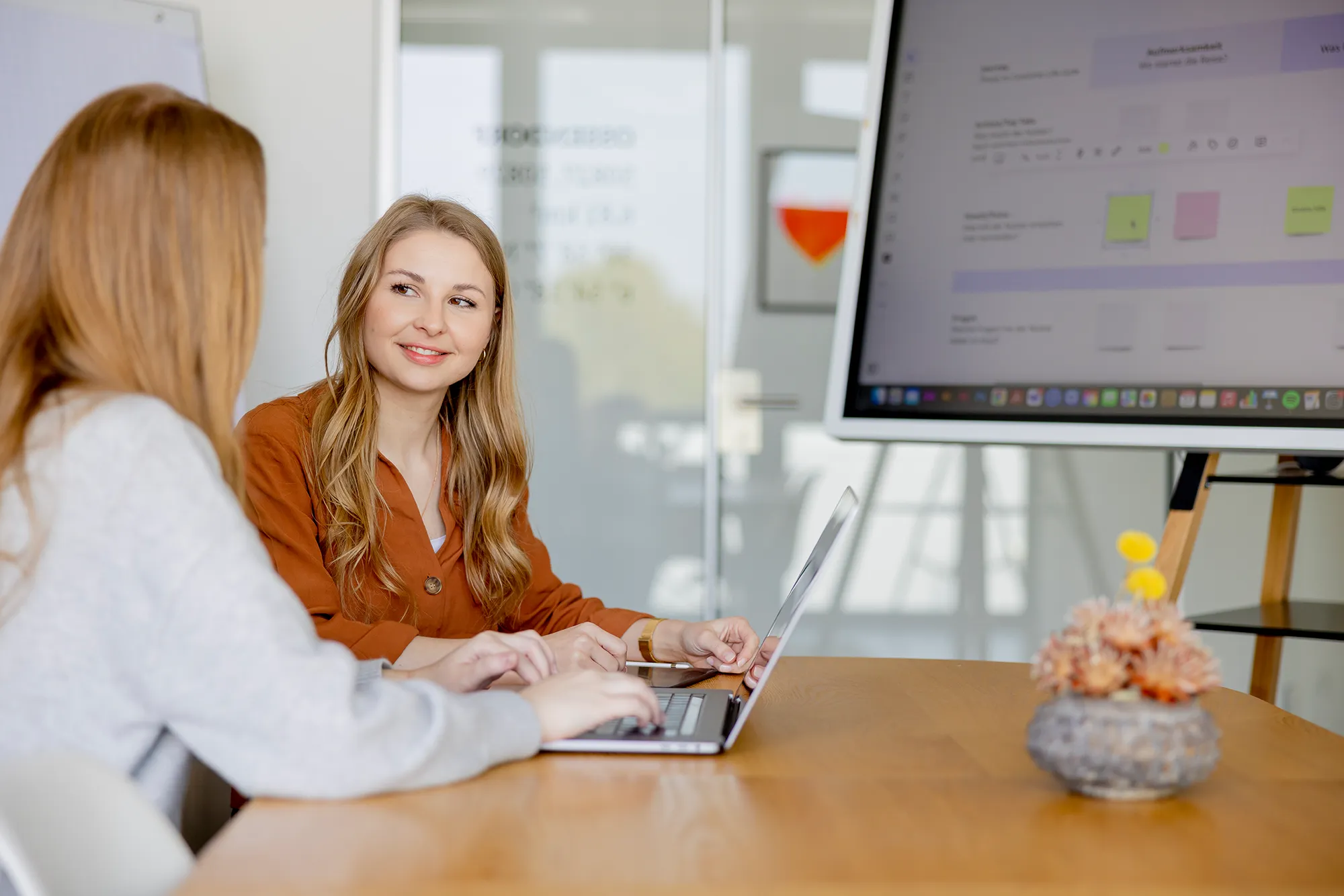 Zwei Kolleginnen von kernpunkt in den letzten Vorbereitung für einen UX-Workshop.