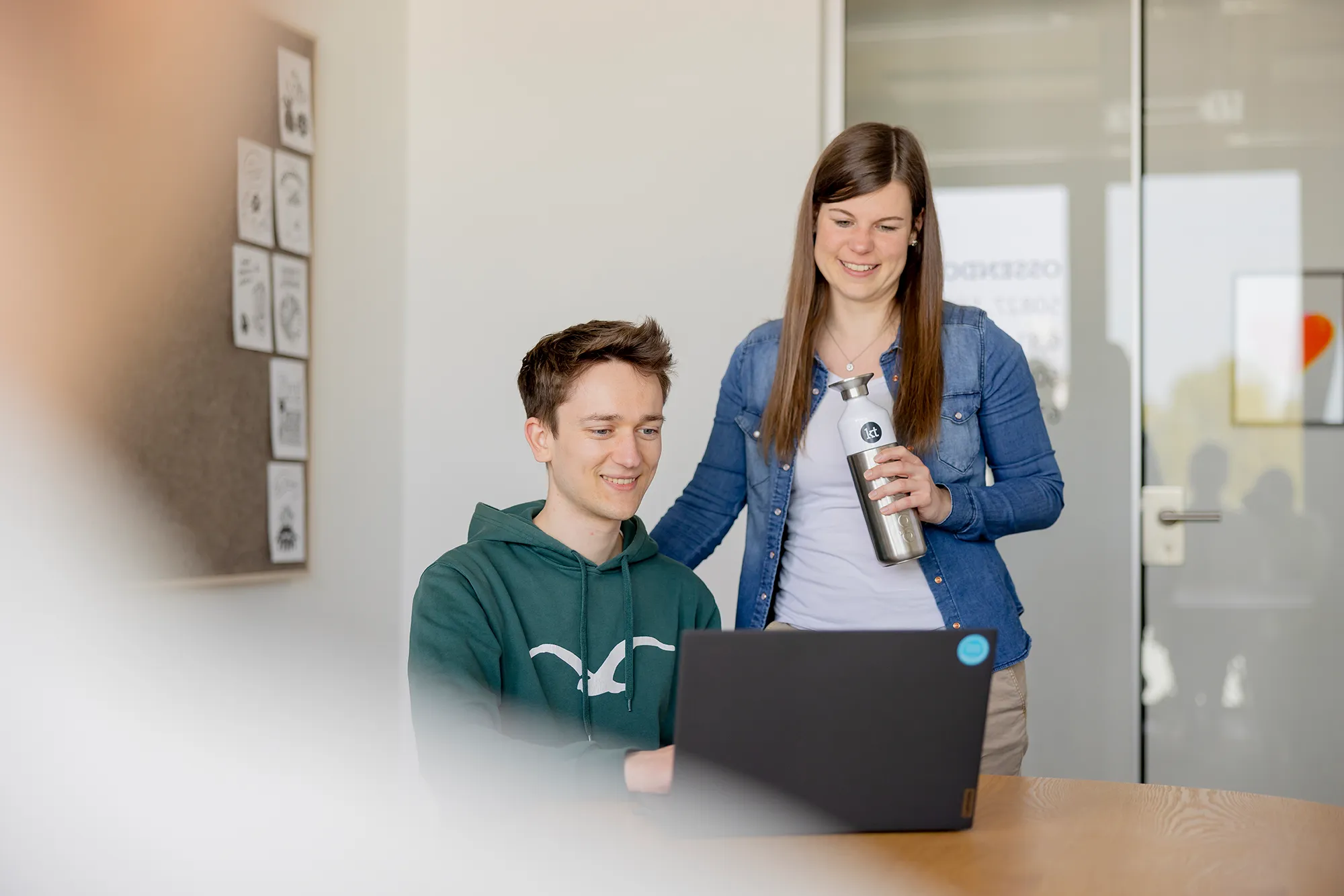 Zwei Teammitglieder diskutieren in unserem internen Workshop über die neueste MACH-Technologie.