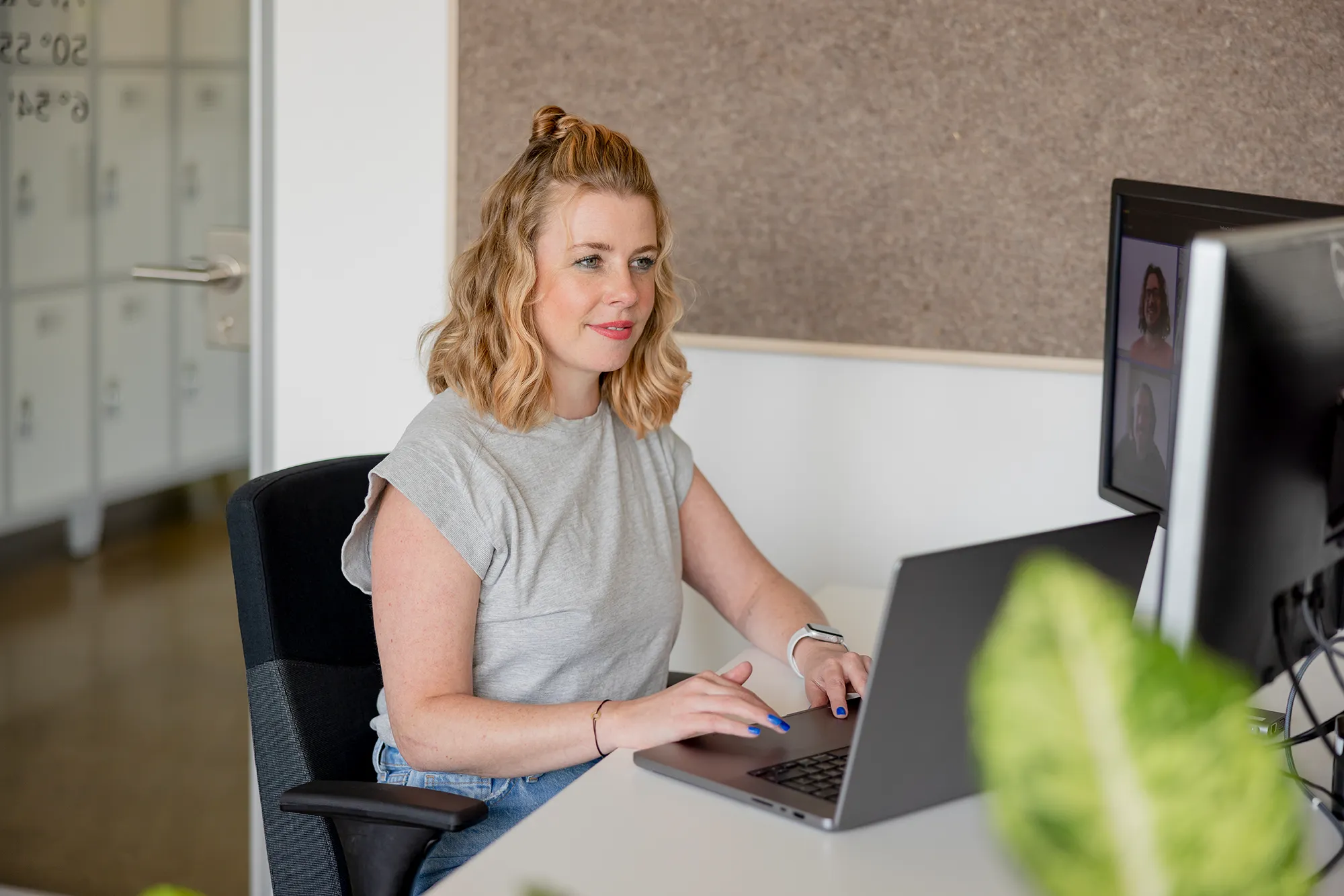 Unsere Scrum Masterin bespricht sich in einer Videokonferenz mit ihrem agilen Projektteam.