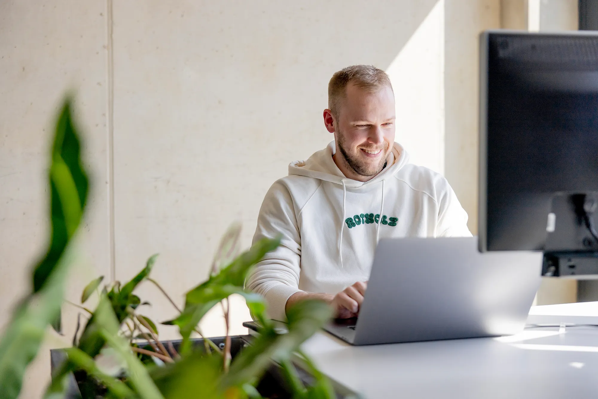 Ein Product Owner von kernpunkt tauscht sich mit unserem Kunden in einer Videokonferenz aus.