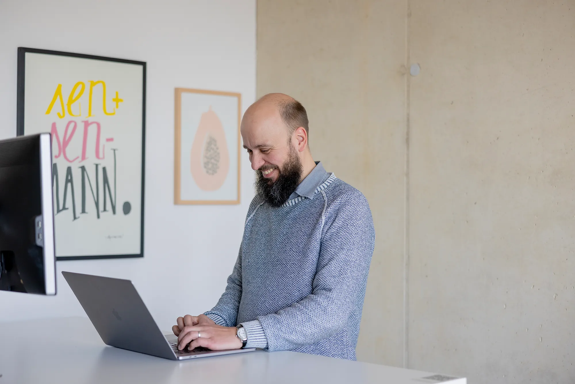 Jan Eickmann, Managing Partner bei kernpunkt, bereitet sich auf einen Workshop vor.