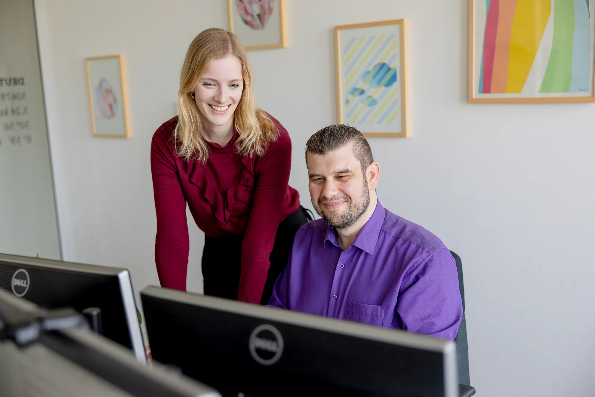 Dynamischer Austausch zwischen zwei Kolleginnen über ein aktuelles Projekt bei kernpunkt.