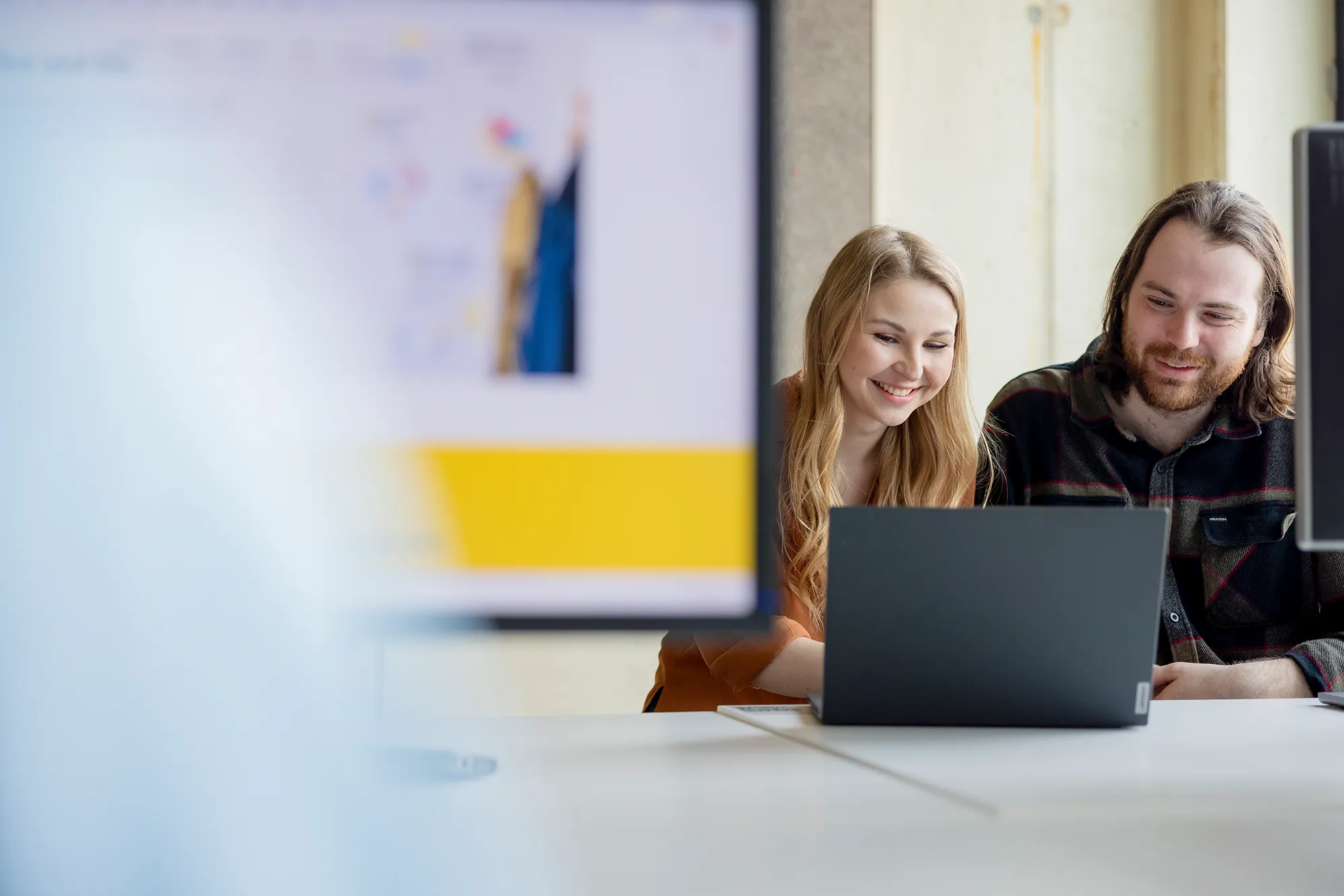 Zwei Fachkräfte von kernpunkt besprechen sich über Optimierung der User Experience im Kundenprojekt.