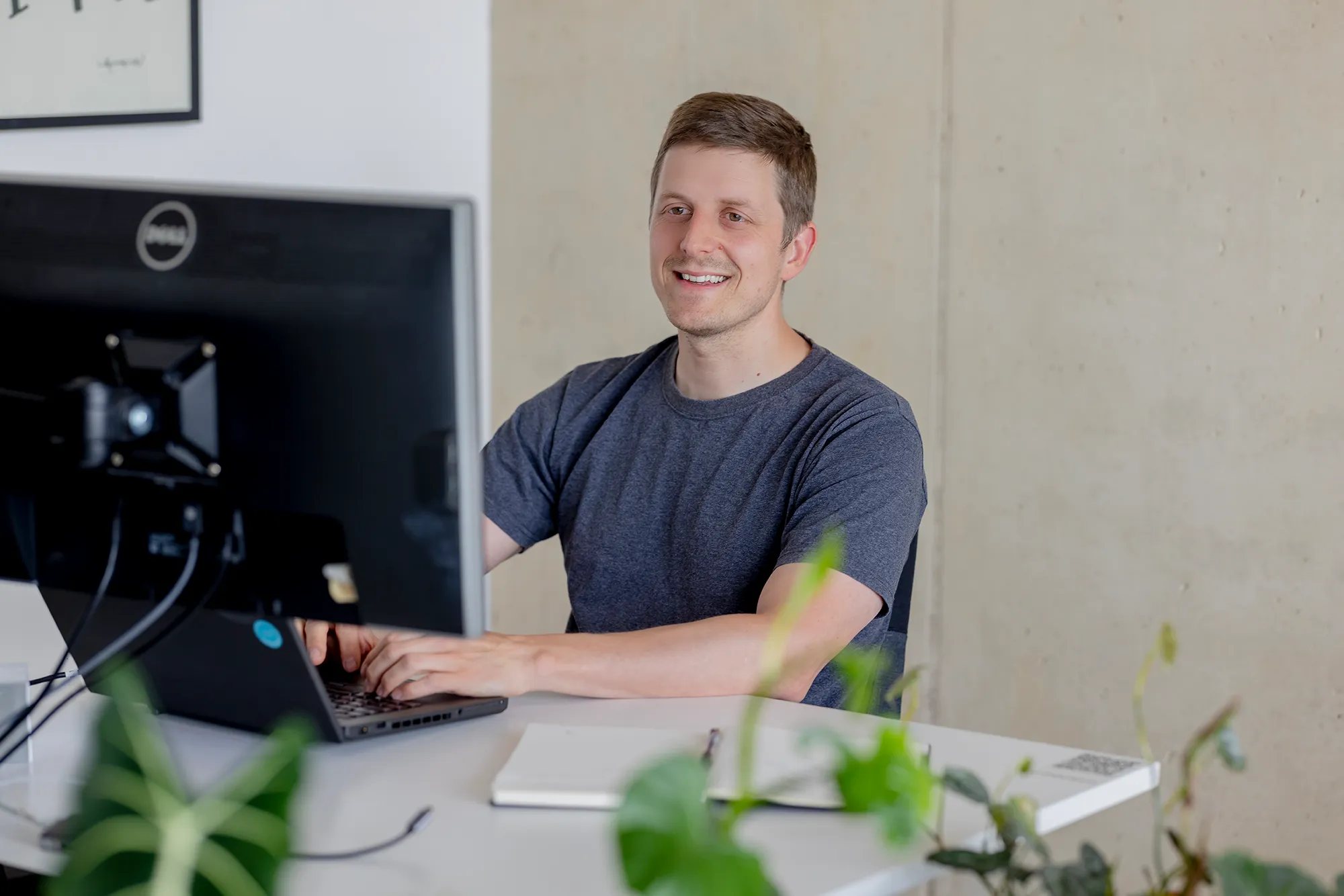 Ein Mitarbeiter der Digitalagentur kernpunkt prüft ein E-Commerce-Projekt an seinem Arbeitsplatz.