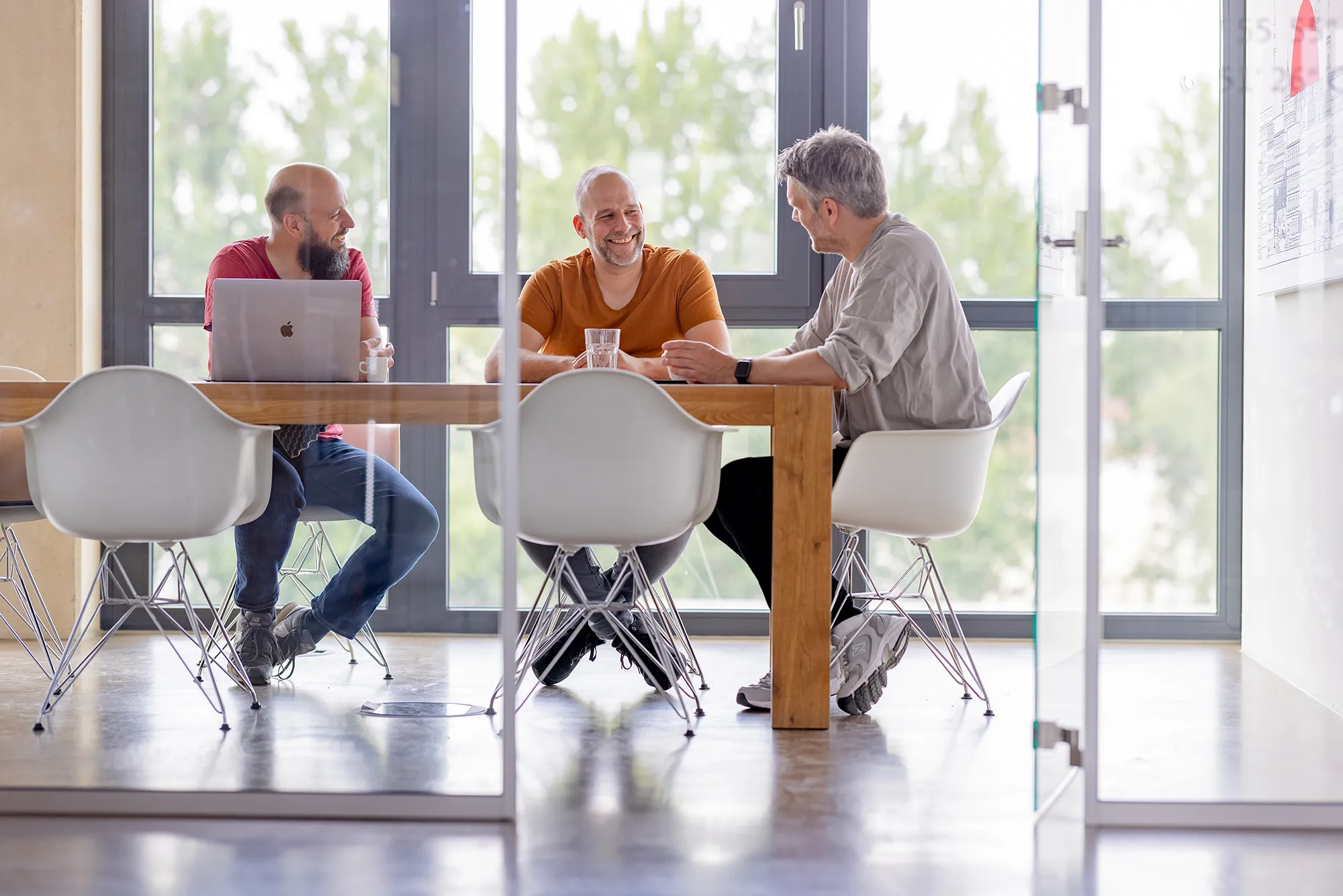 Die Geschäftsführung der Digitalagentur kernpunkt diskutiert im Meetingraum.