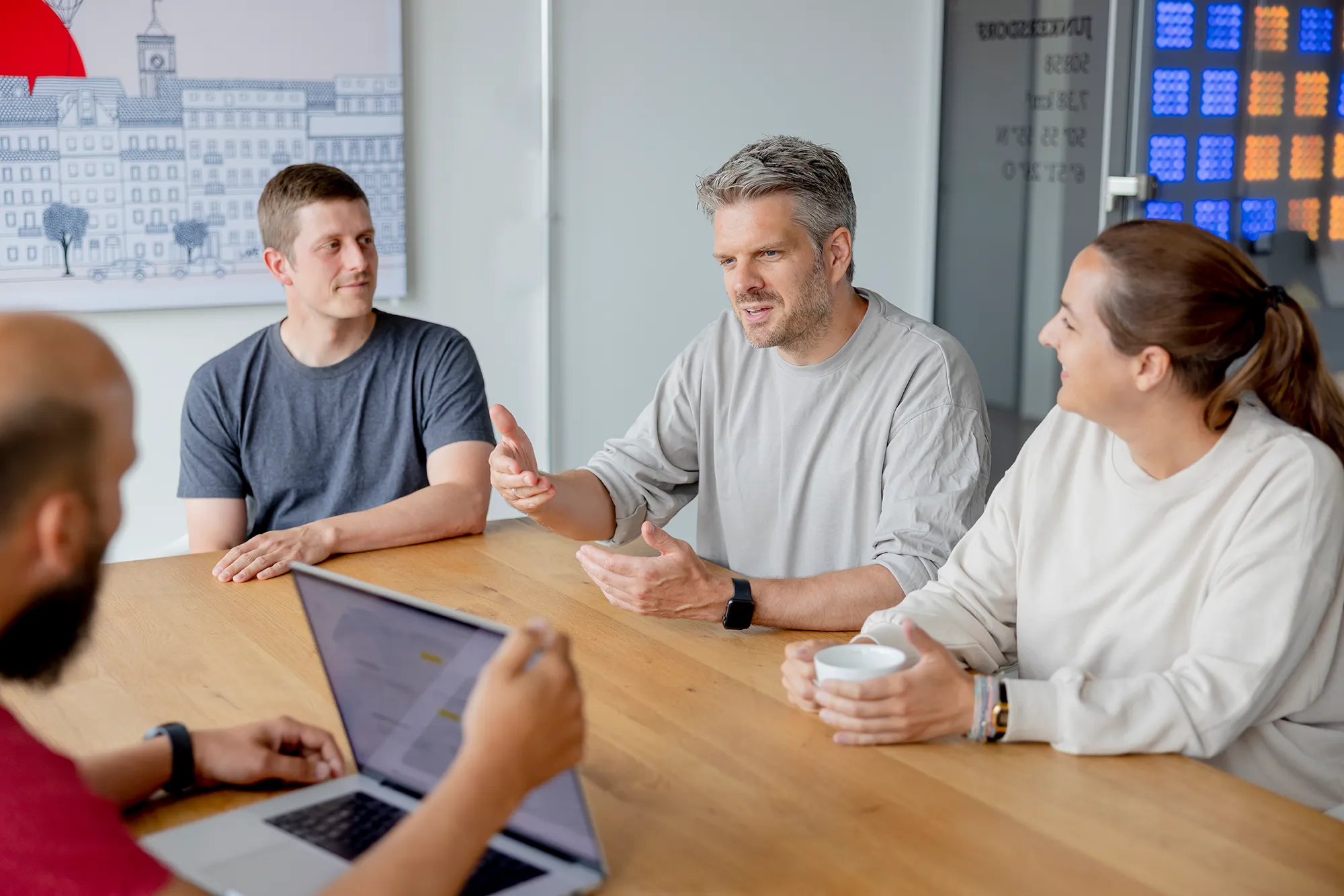 Mitarbeitende und die Geschäftsführung tauschen sich über Projekte bei kernpunkt aus.