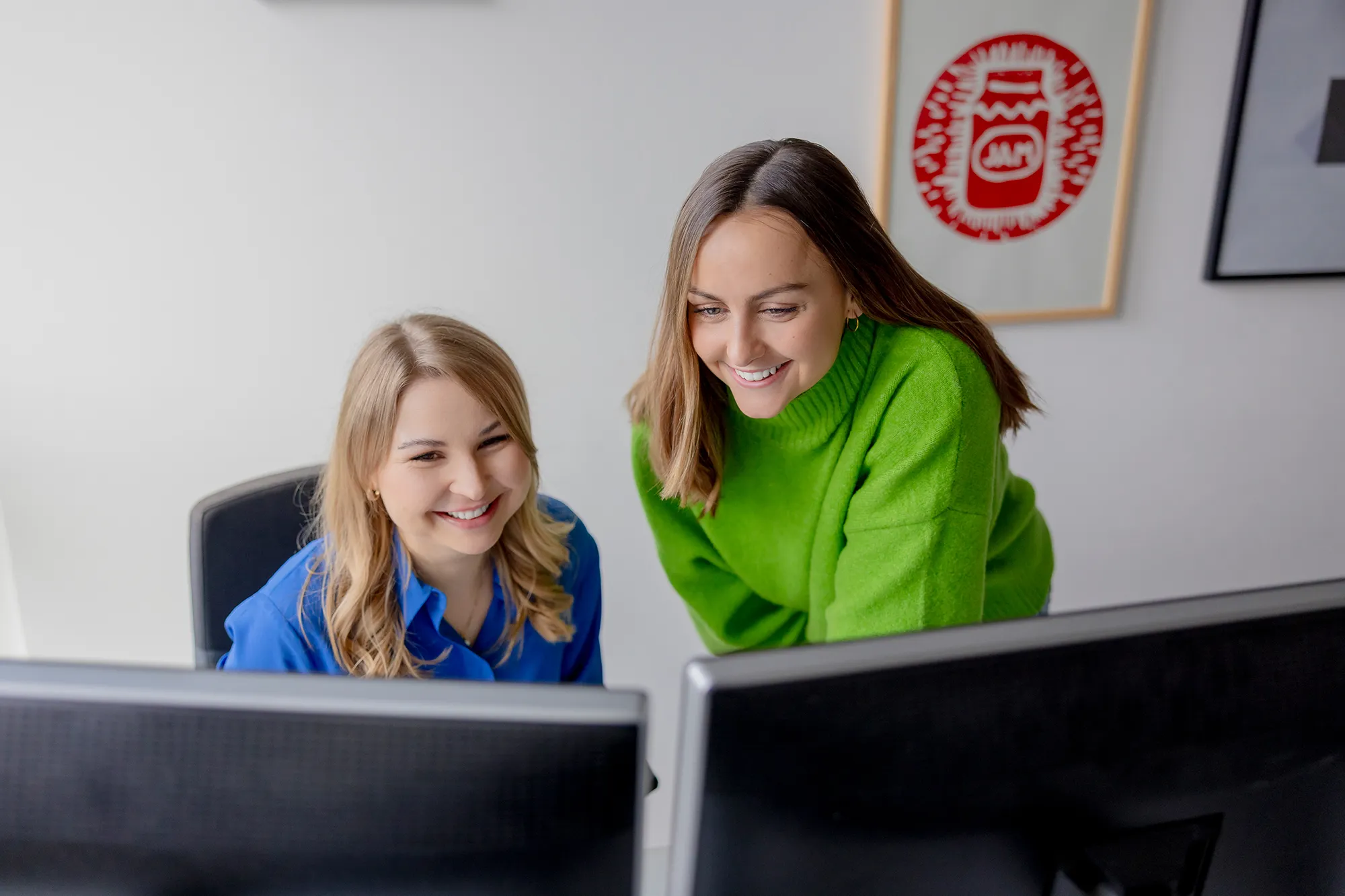 Unsere UX-Expertinnen tauschen sich zu einem Kundenprojekt bei kernpunkt aus.