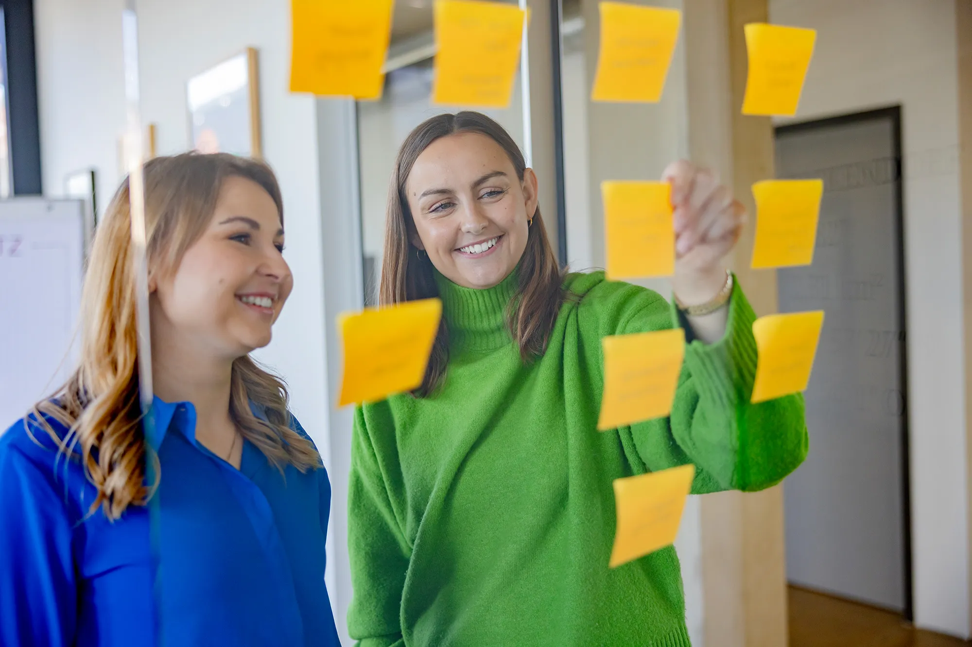 Zwei UX Kolleginnen von kernpunkt nutzen die Card Sorting Methode zur Optimierung der User Journey