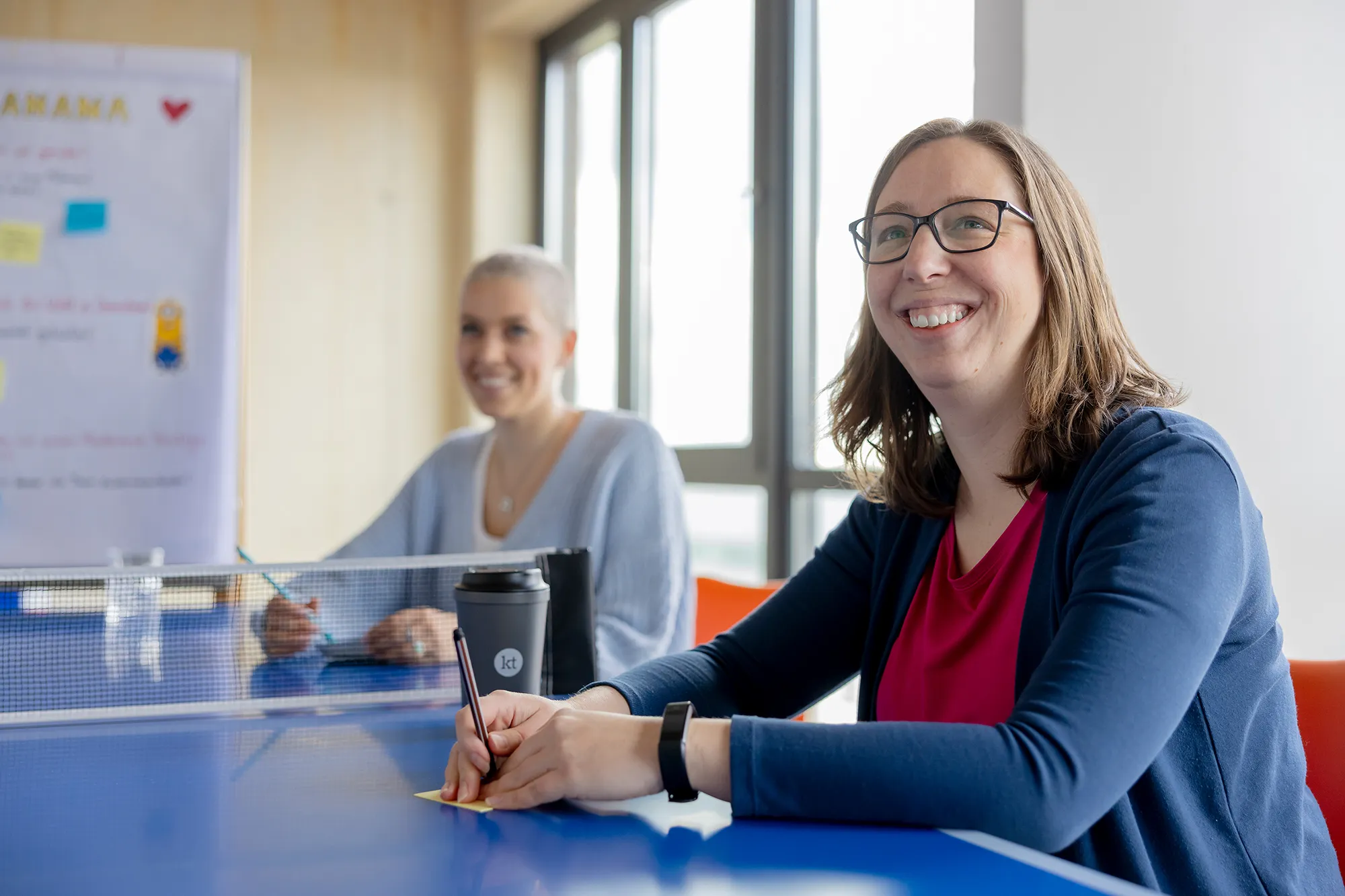 Unser kernpunkt Team berät Dich bei der Konzeption und Umsetzung eines erfolgreichen E-Commerce-Projekts. Meetingsituation mit Kolleginnen bei kernpunkt
