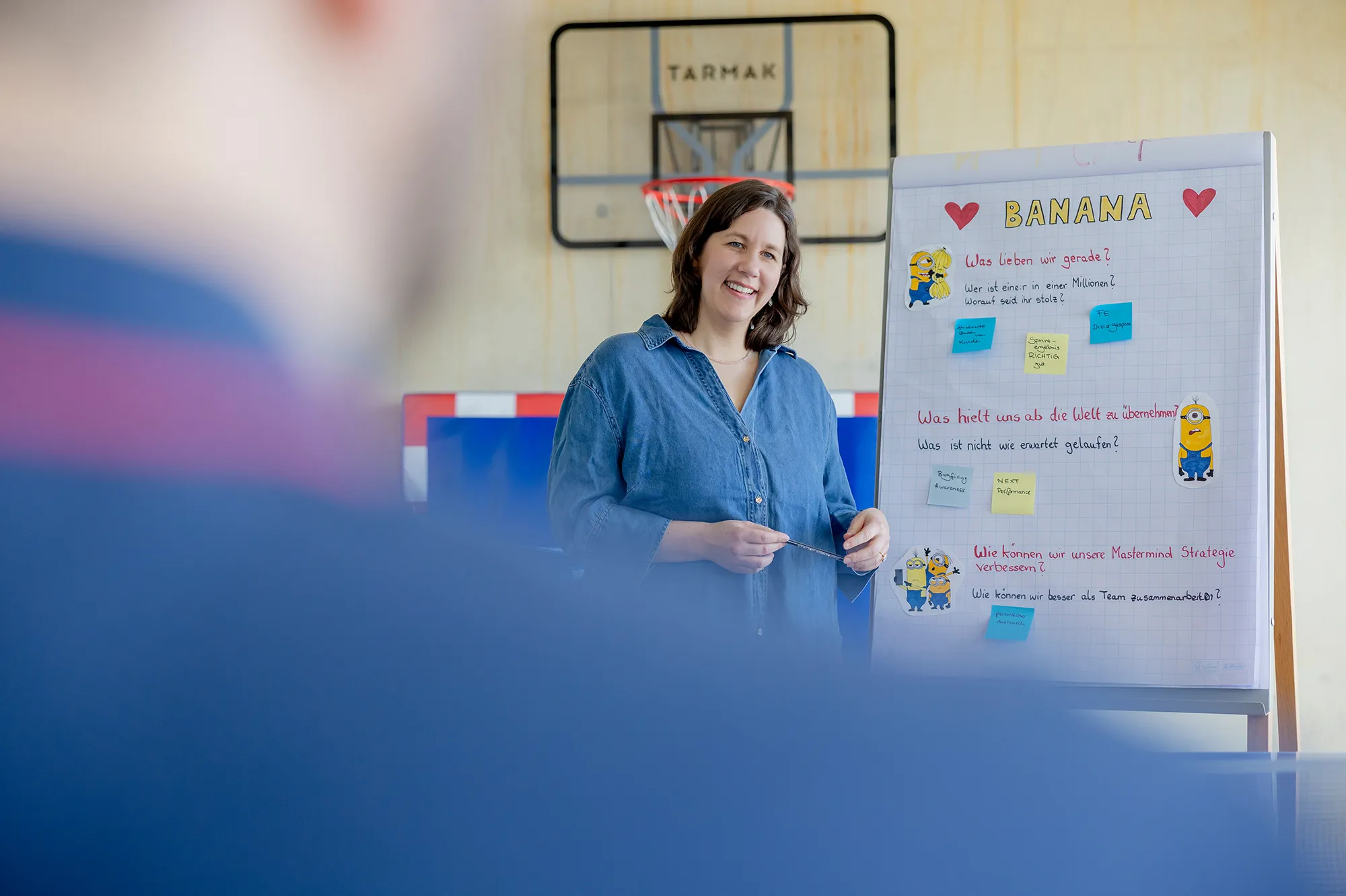 Eine Mitarbeiterin bespricht die nächsten Projektschritte bei kernpunkt