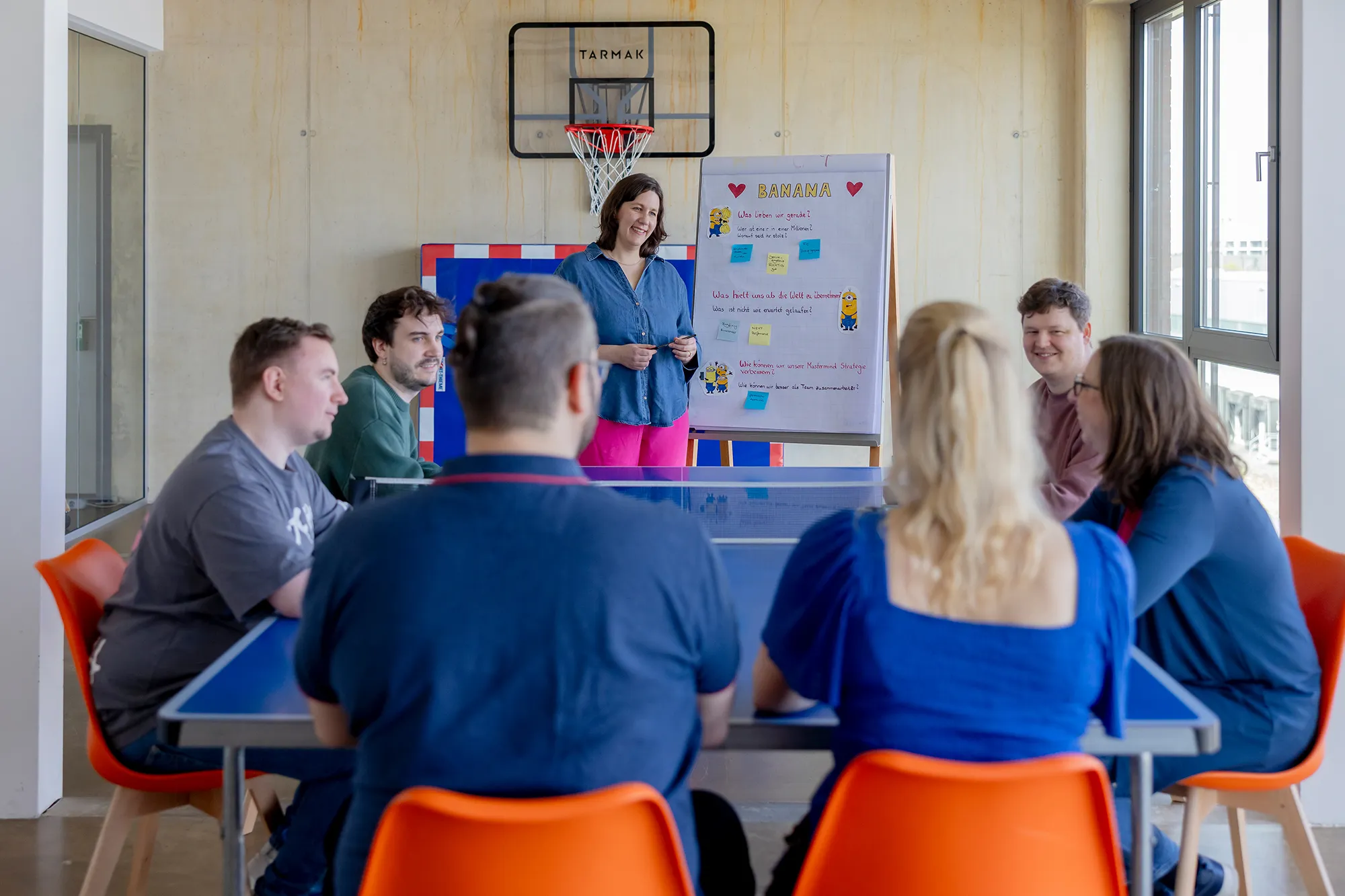 Unser kernpunkt Team berät Dich bei der Konzeption und Umsetzung eines erfolgreichen E-Commerce-Projekts. Großes Meeting im Scrum-Prozess bei kernpunkt