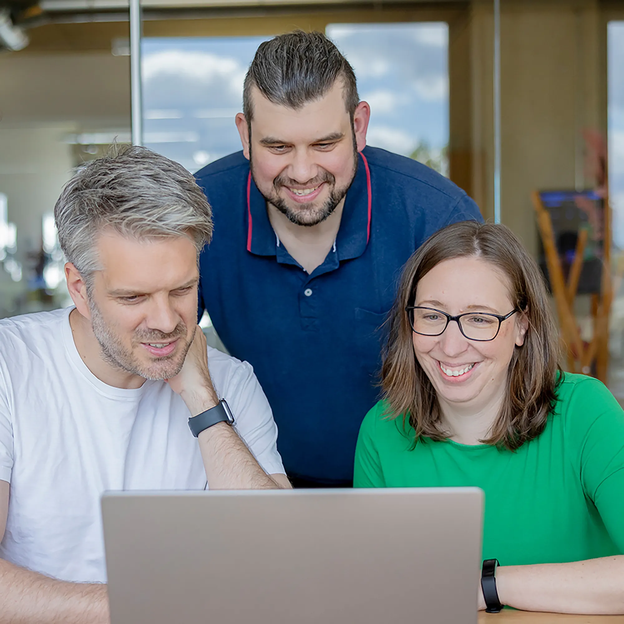 Das kernpunkt Team schaut sich die Ergebnisse eines Kundenprojekts im Meetingraum an.
