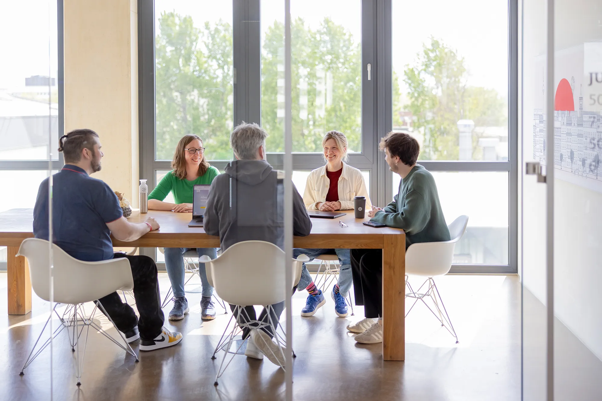 Unsere kernpunkt-Gründer Simon Biela und Matthias Steinforth. Ein Projektgespräch bei kernpunkt mit verschiedenen Mitarbeitenden.