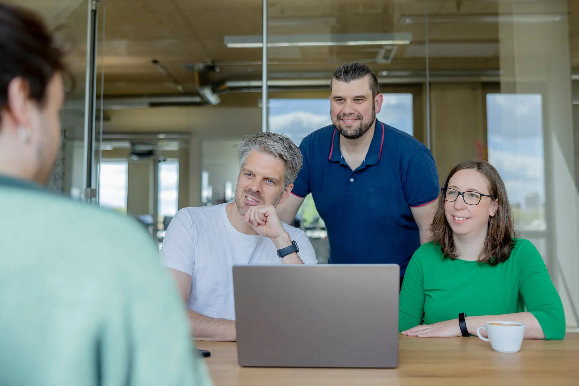 Persönlicher Austausch im Teammeeting bei kernpunkt